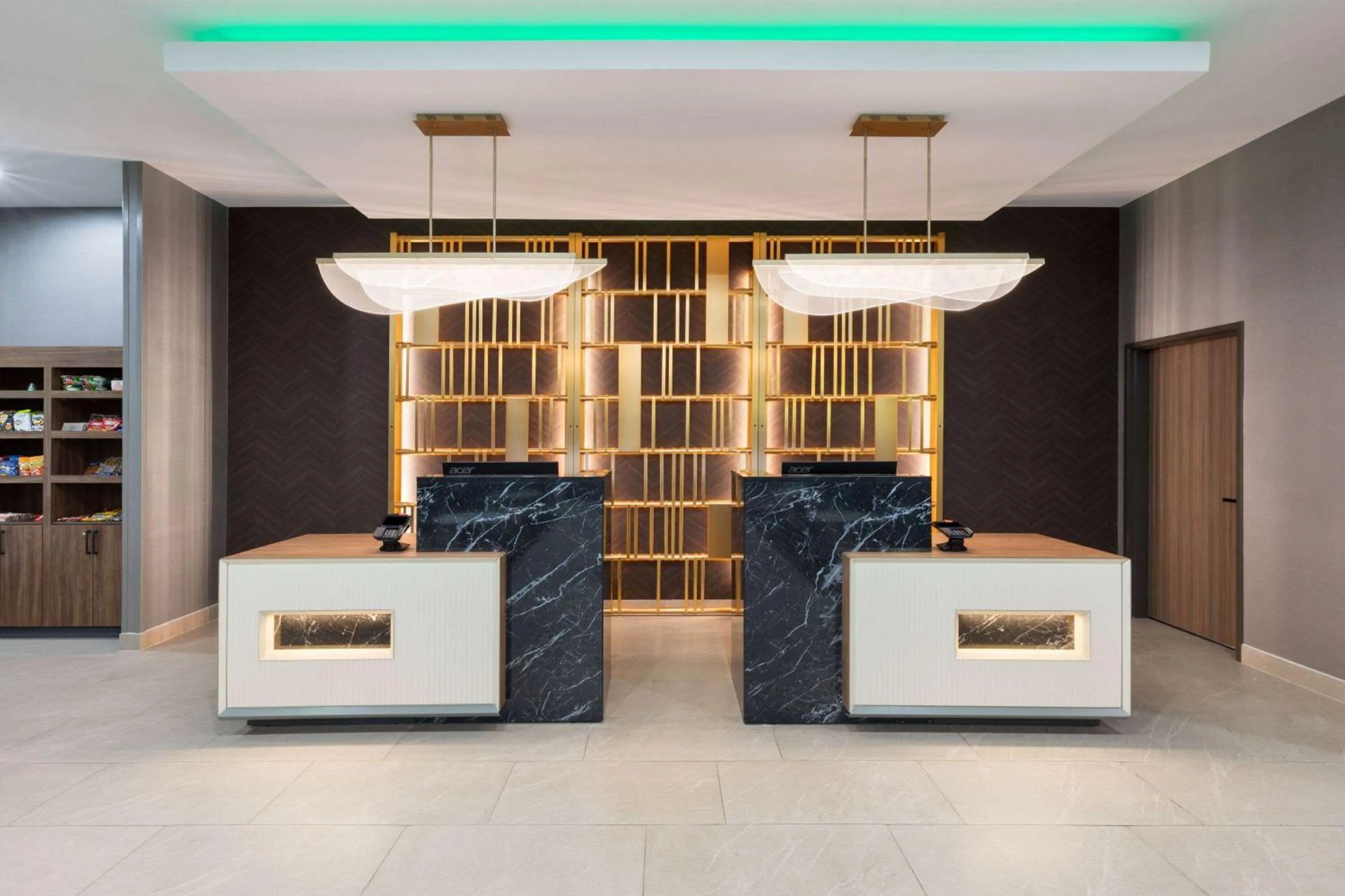 Lobby or reception in La Quinta Inn & Suites by Wyndham San Antonio at the RIM