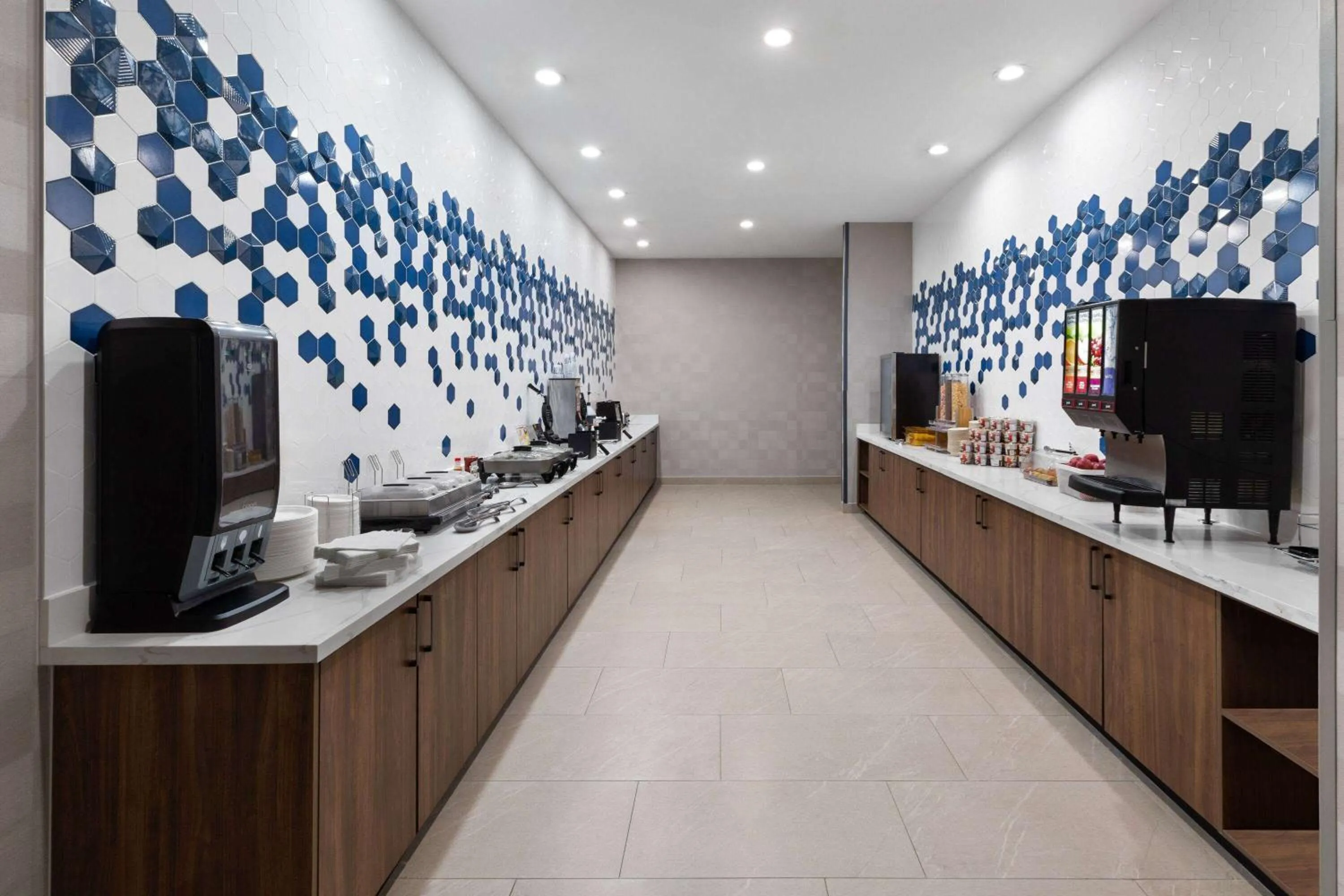 Property building in La Quinta Inn & Suites by Wyndham San Antonio at the RIM