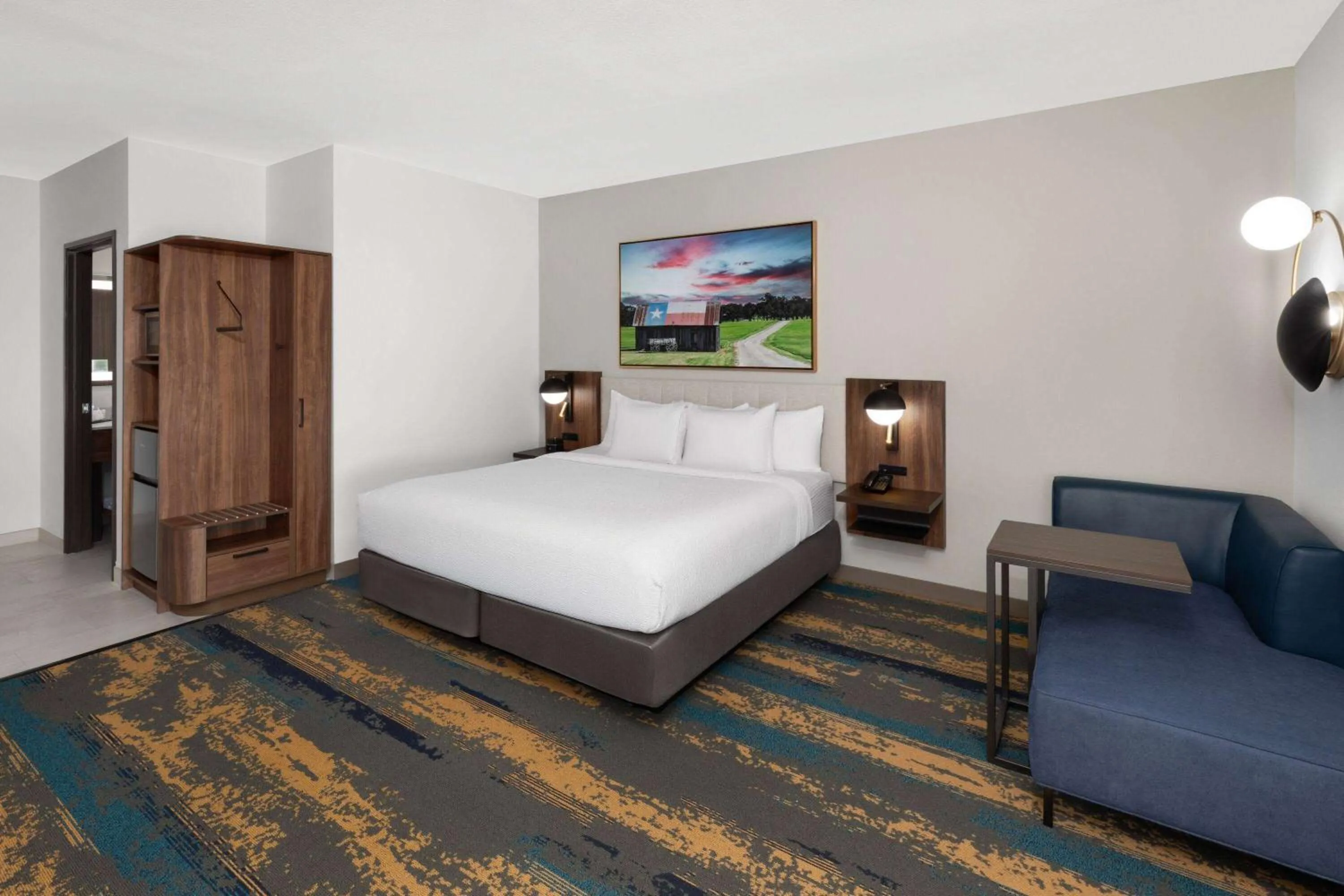 Photo of the whole room, Bed in La Quinta Inn & Suites by Wyndham San Antonio at the RIM