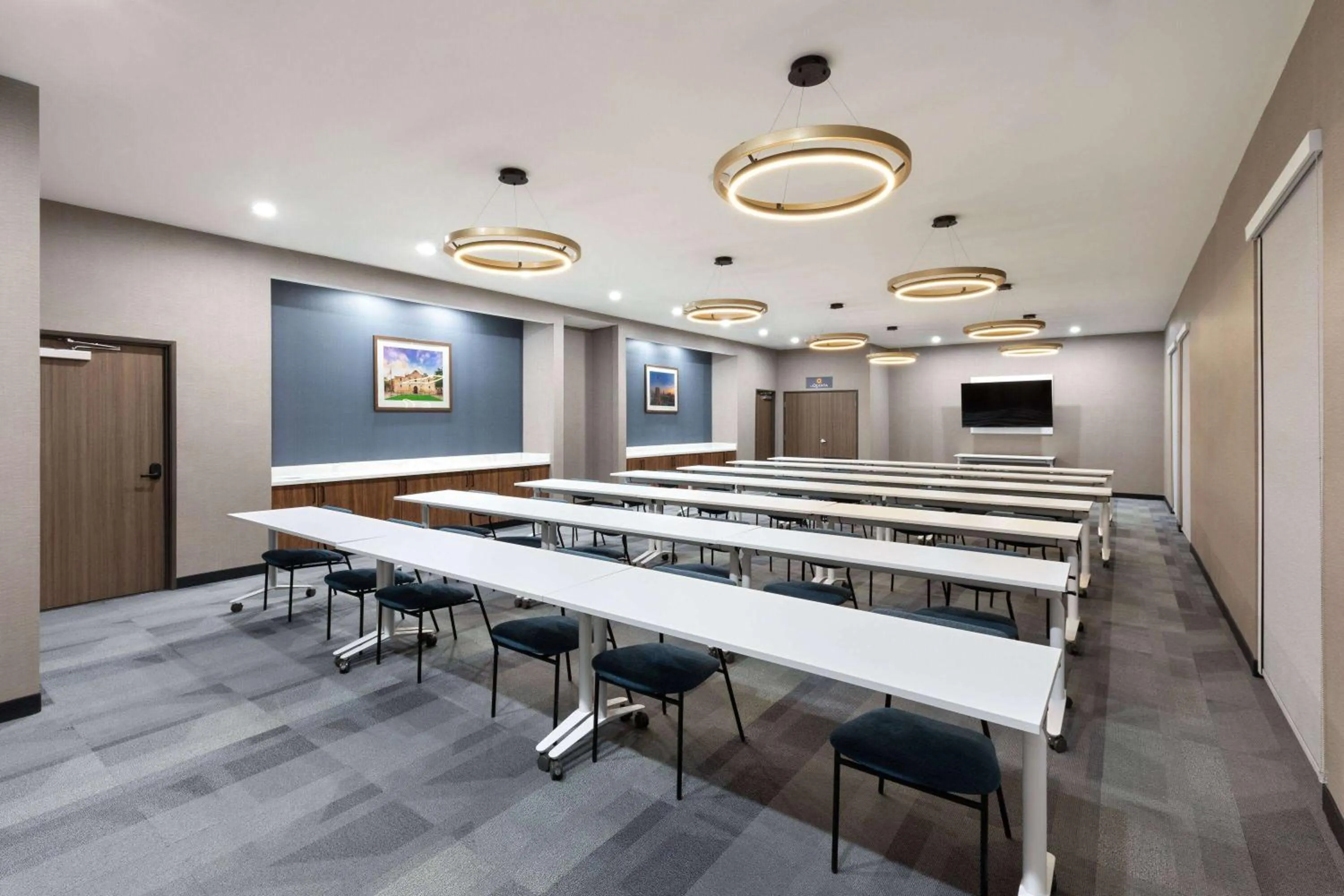Meeting/conference room in La Quinta Inn & Suites by Wyndham San Antonio at the RIM