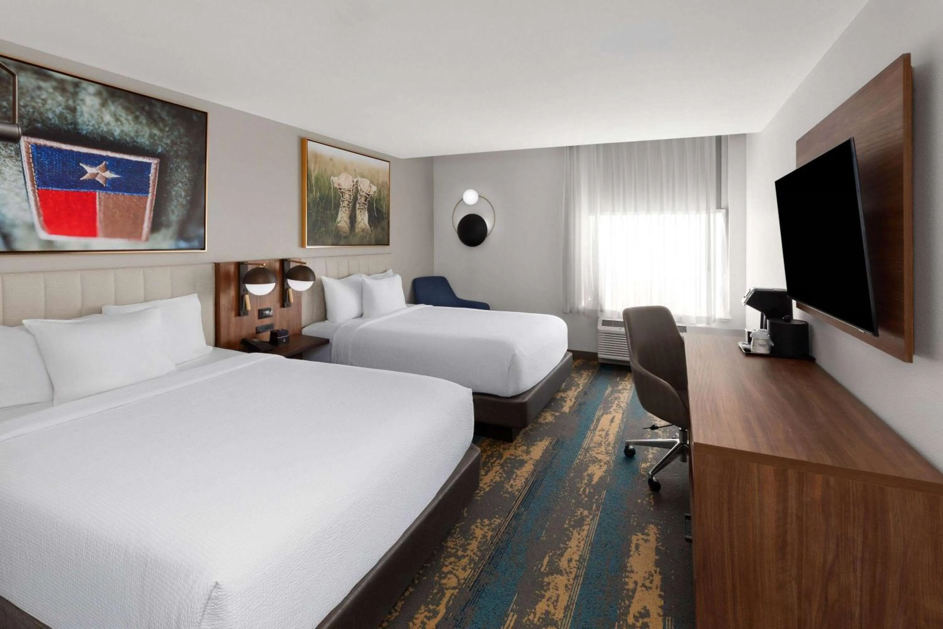 Photo of the whole room, Bed in La Quinta Inn & Suites by Wyndham San Antonio at the RIM