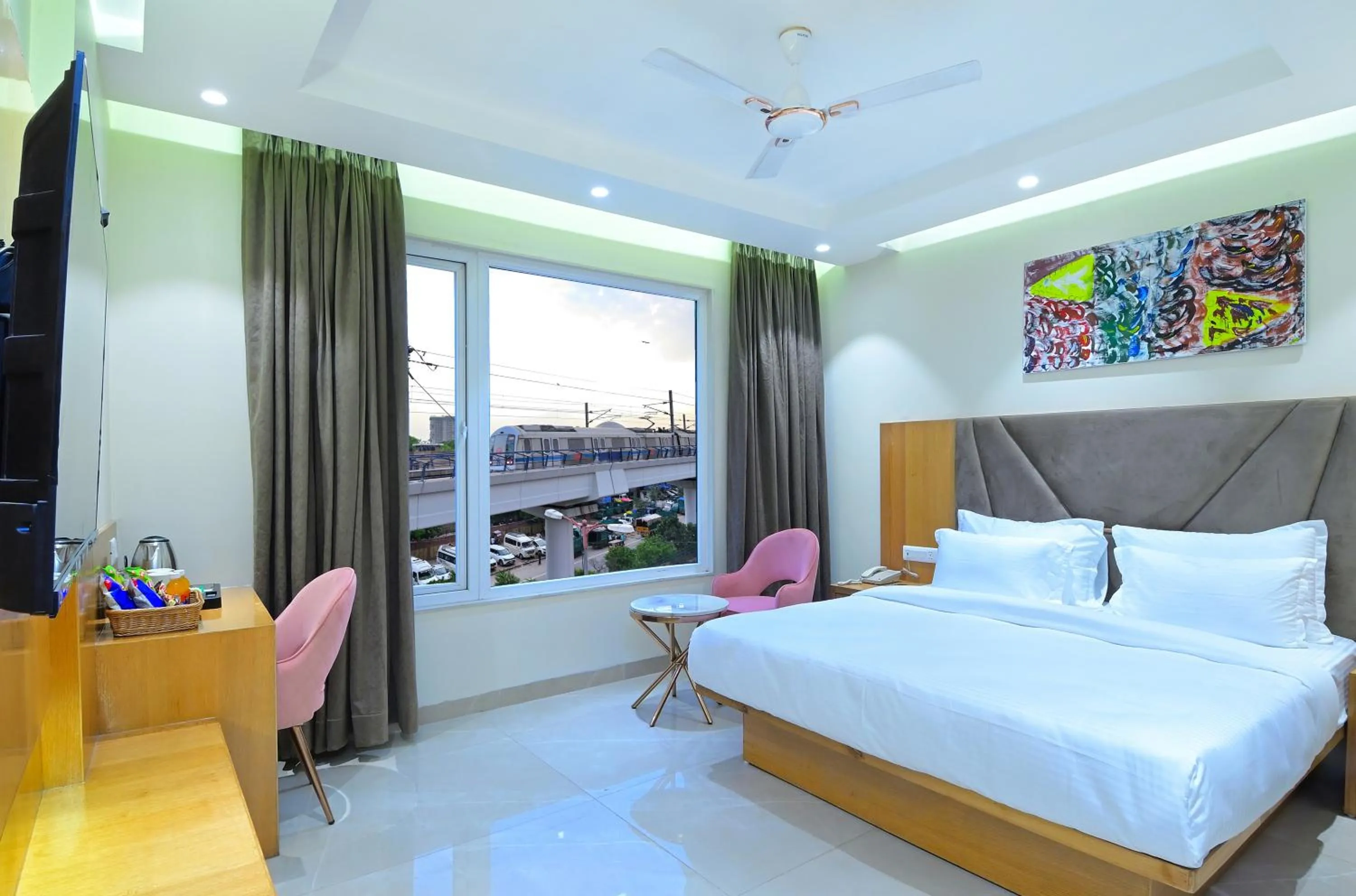 View (from property/room), Bed in HOTEL SHANDON-2 Mins From Connaught Place