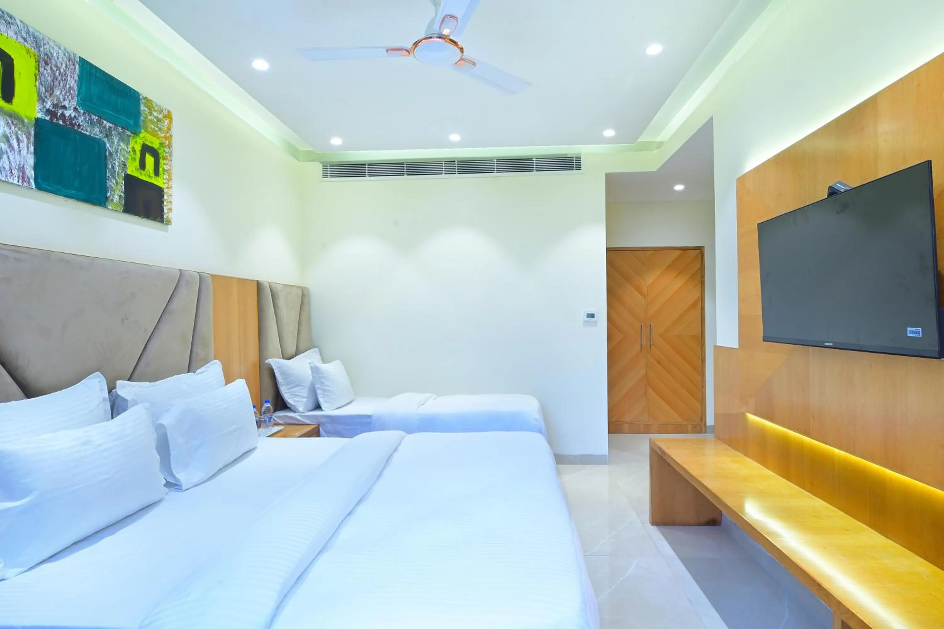 Communal lounge/ TV room, Bed in HOTEL SHANDON-2 Mins From Connaught Place