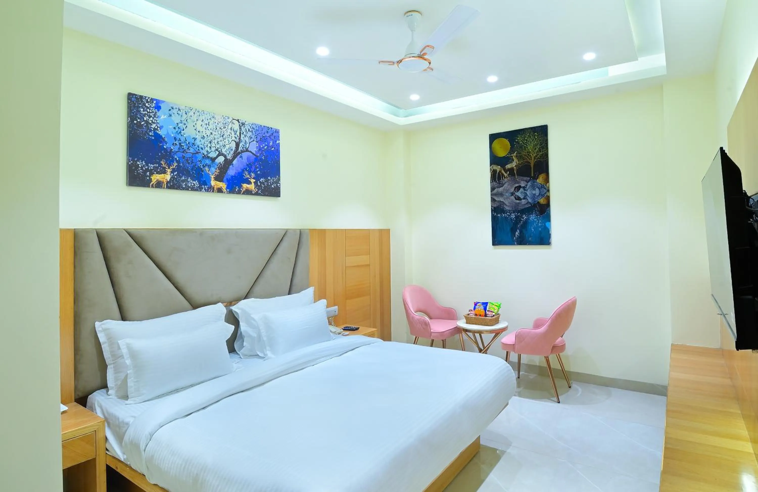 Photo of the whole room, Bed in HOTEL SHANDON-2 Mins From Connaught Place