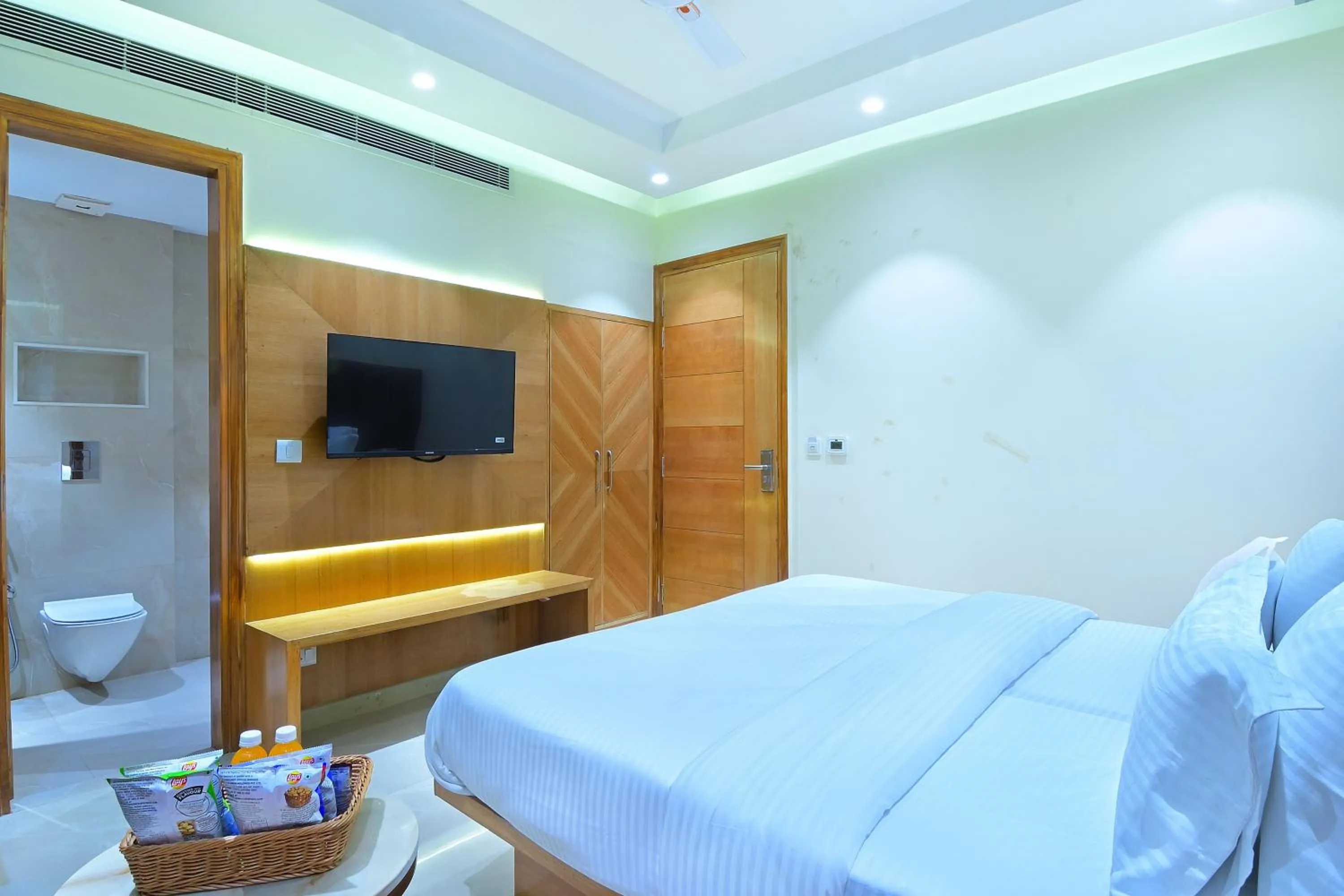 Coffee/tea facilities, Bed in HOTEL SHANDON-2 Mins From Connaught Place