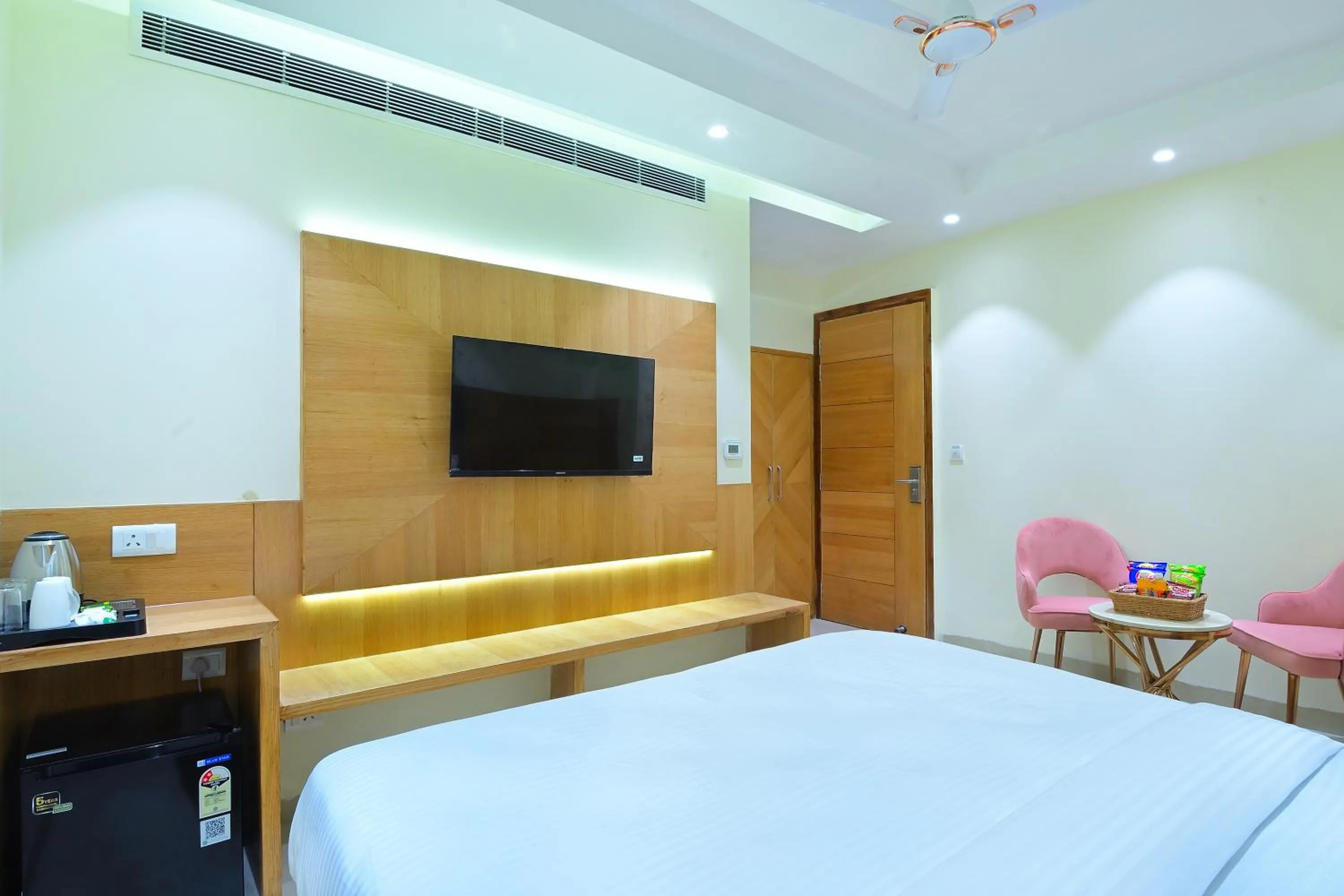 TV and multimedia, Bed in HOTEL SHANDON-2 Mins From Connaught Place