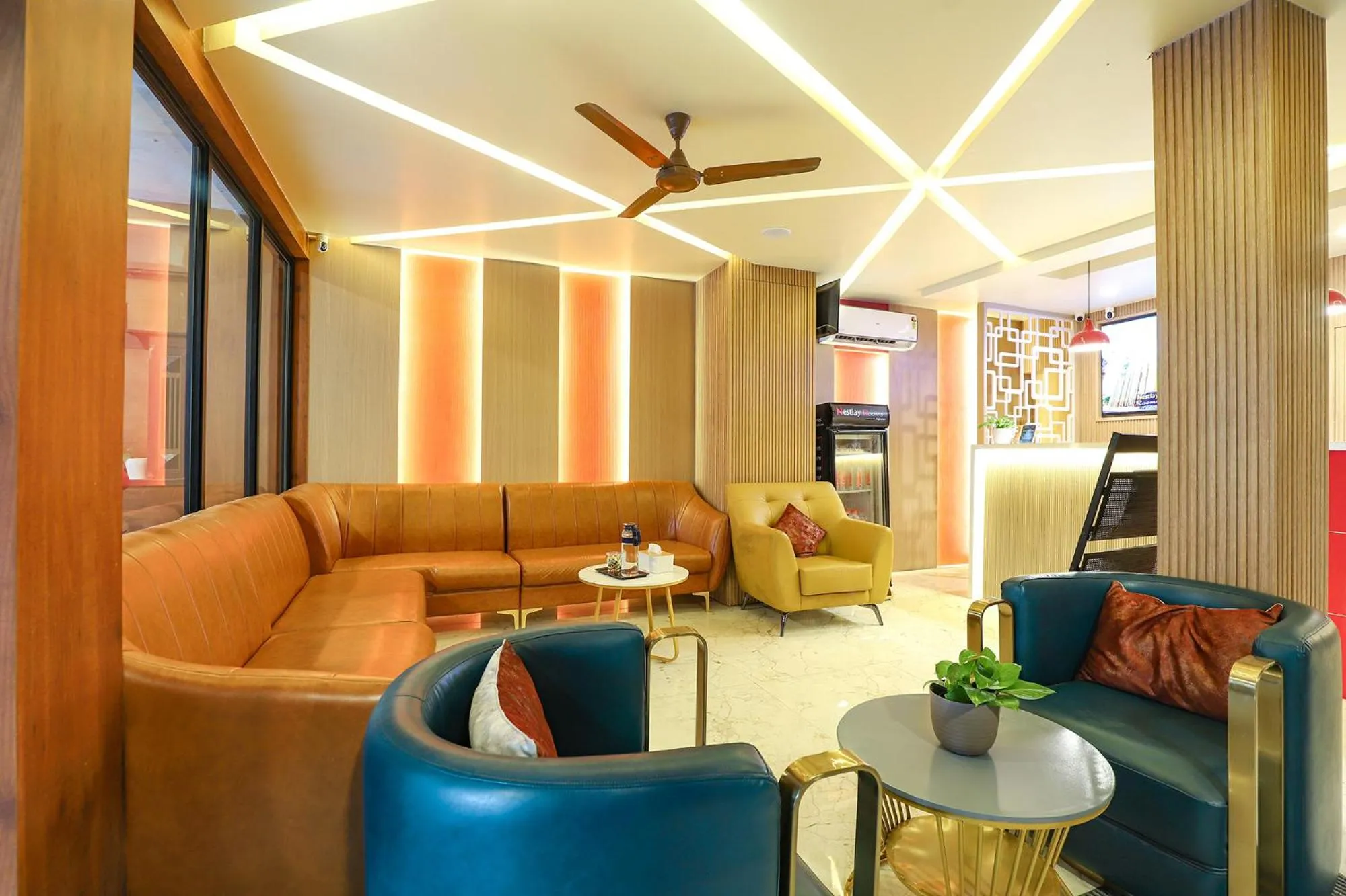 Living room in FabHotel Nestlay Rooms High Court - Nr Parry's Corner