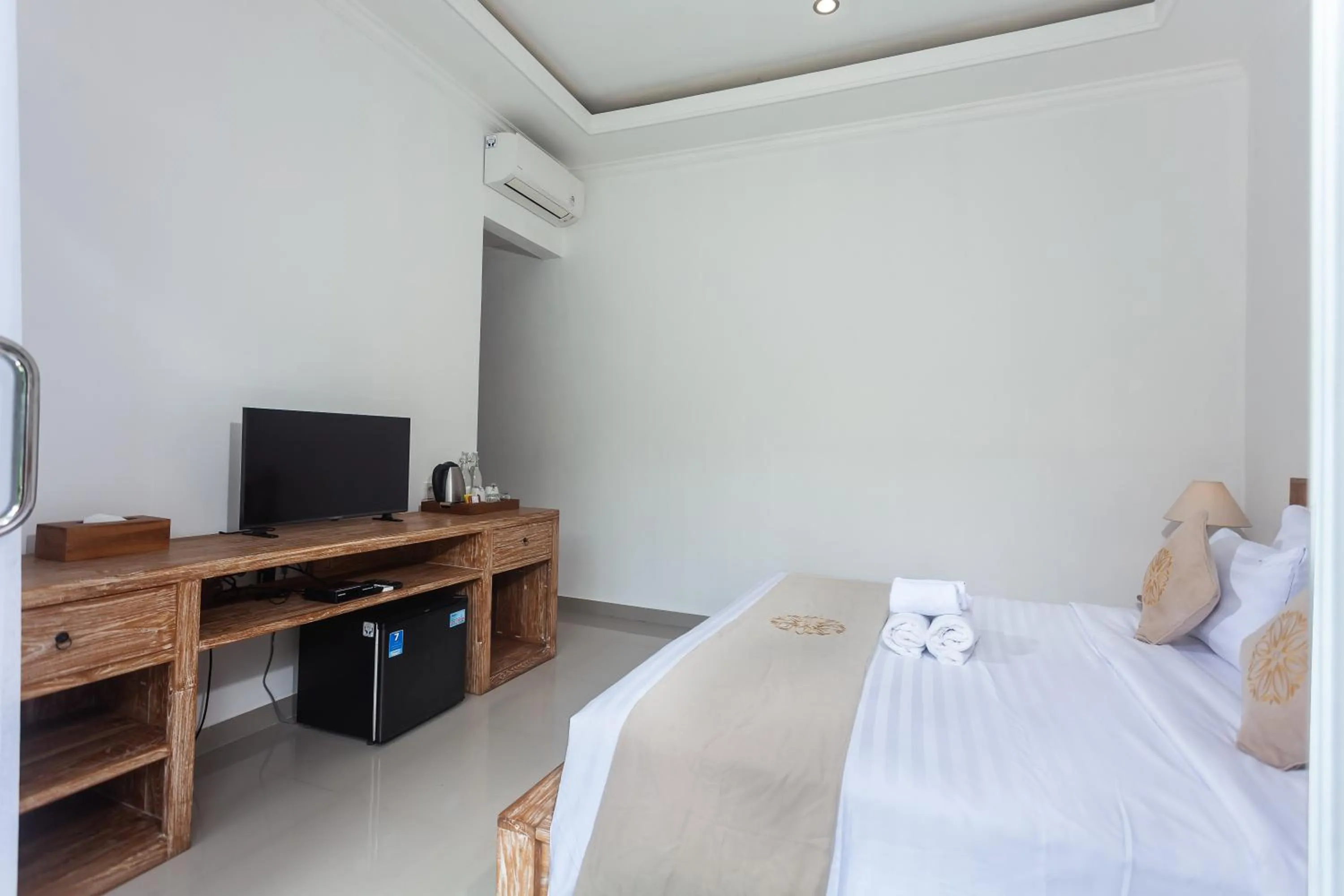 Communal lounge/ TV room, Bed in Sujiwa Ubud Hotel & Villa