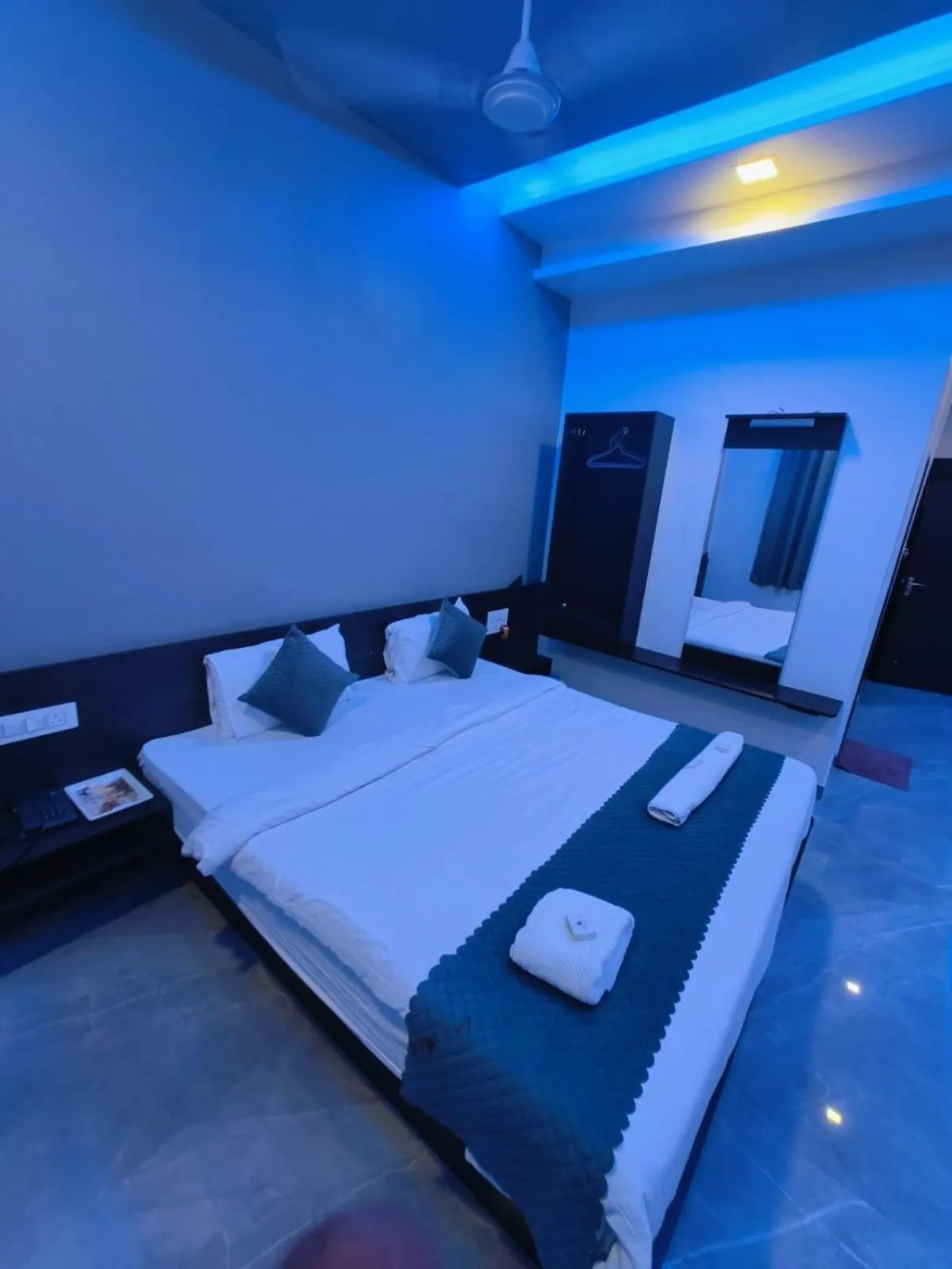 Bed in Hotel President Palace, Akkalkot