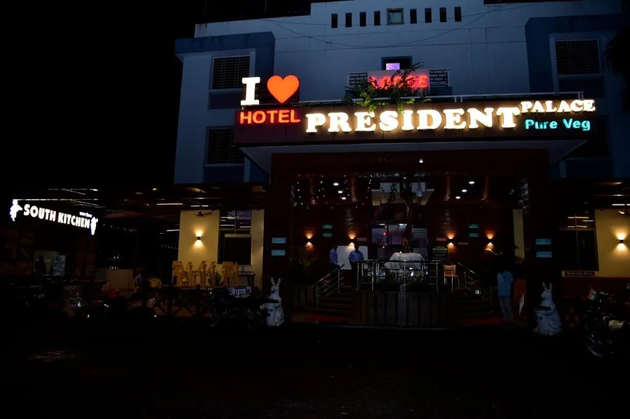 Facade/entrance in Hotel President Palace, Akkalkot