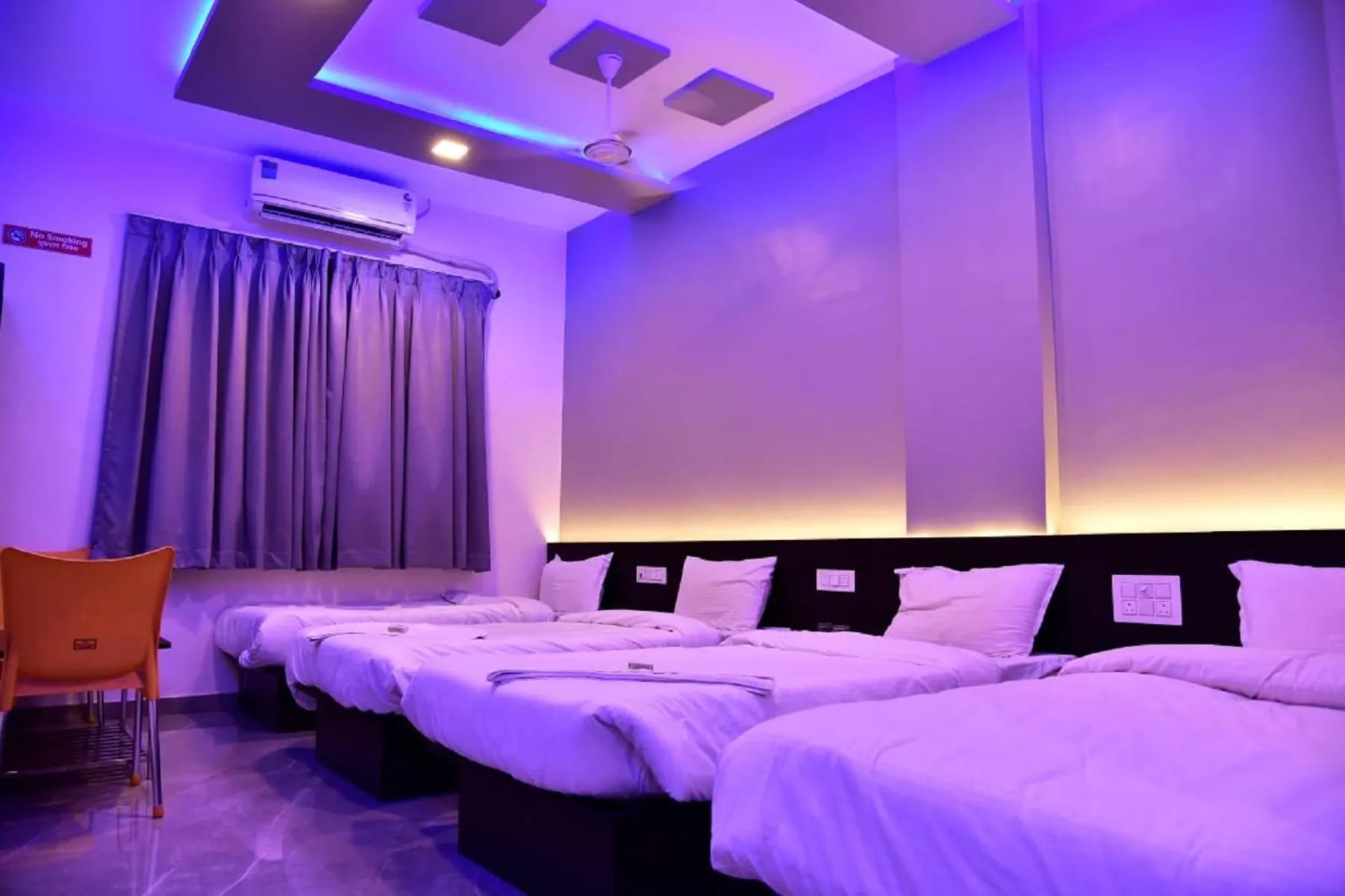 Photo of the whole room, Bed in Hotel President Palace, Akkalkot