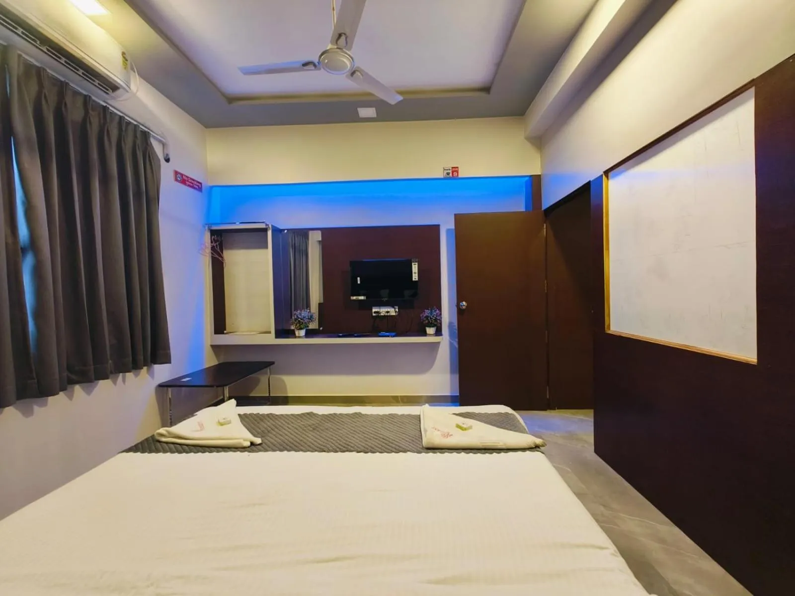 Bed in Hotel President Palace, Akkalkot