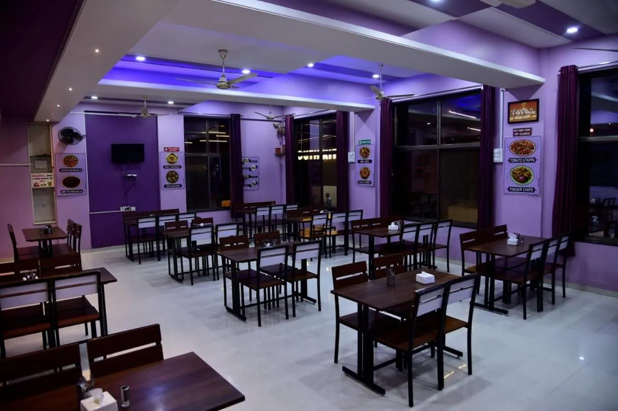 Restaurant/places to eat in Hotel President Palace, Akkalkot