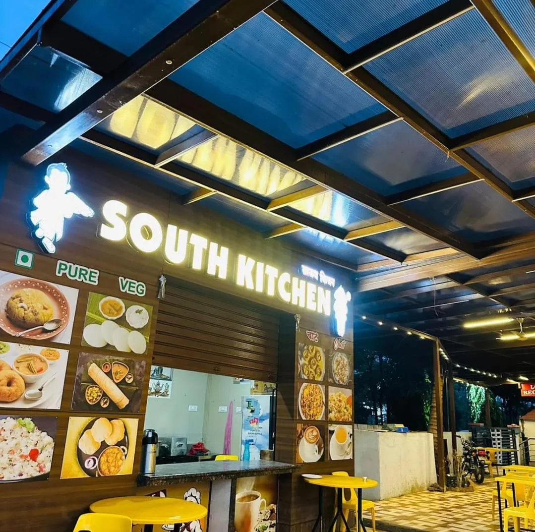 Restaurant/places to eat in Hotel President Palace, Akkalkot