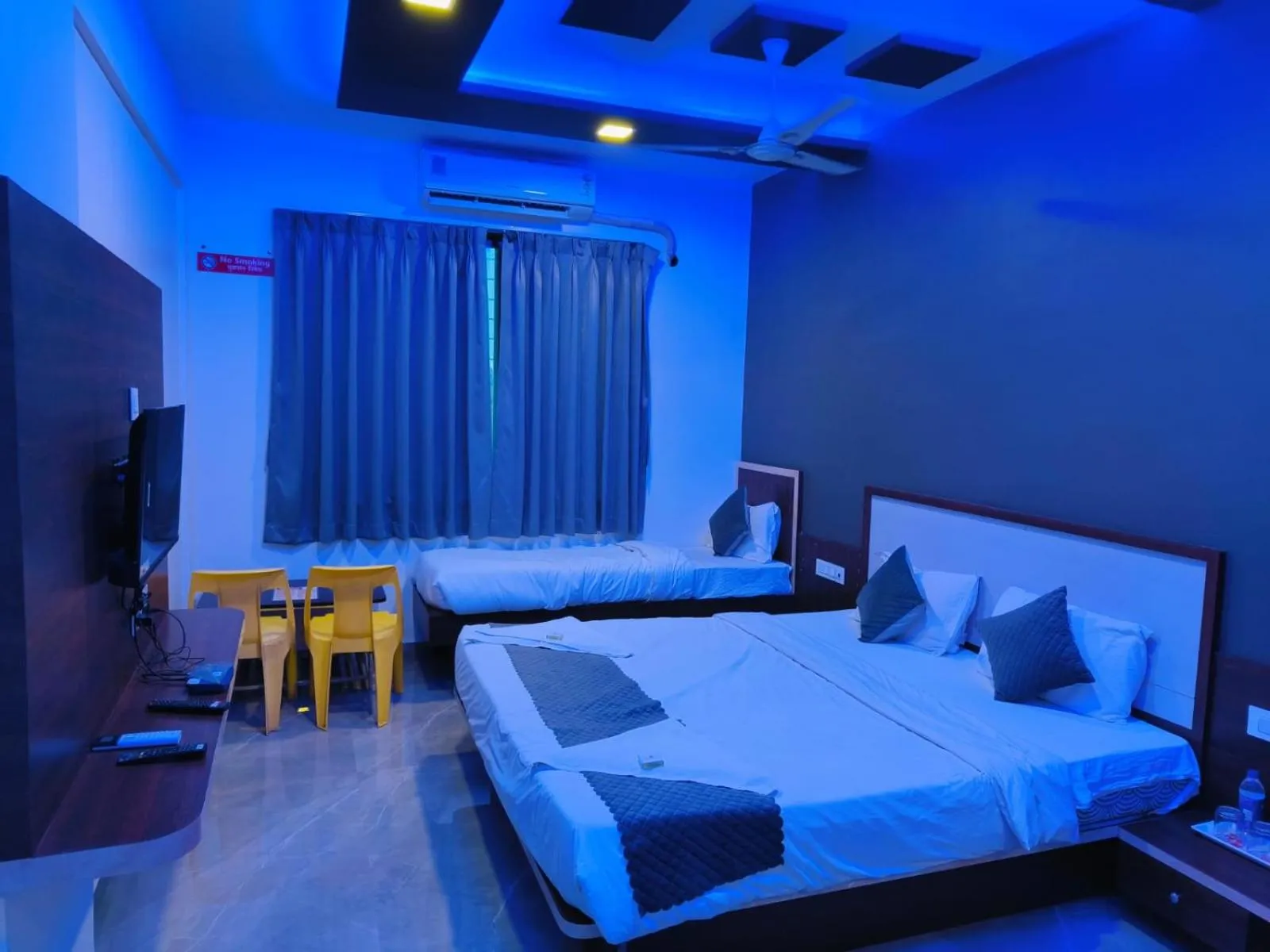 Bed in Hotel President Palace, Akkalkot