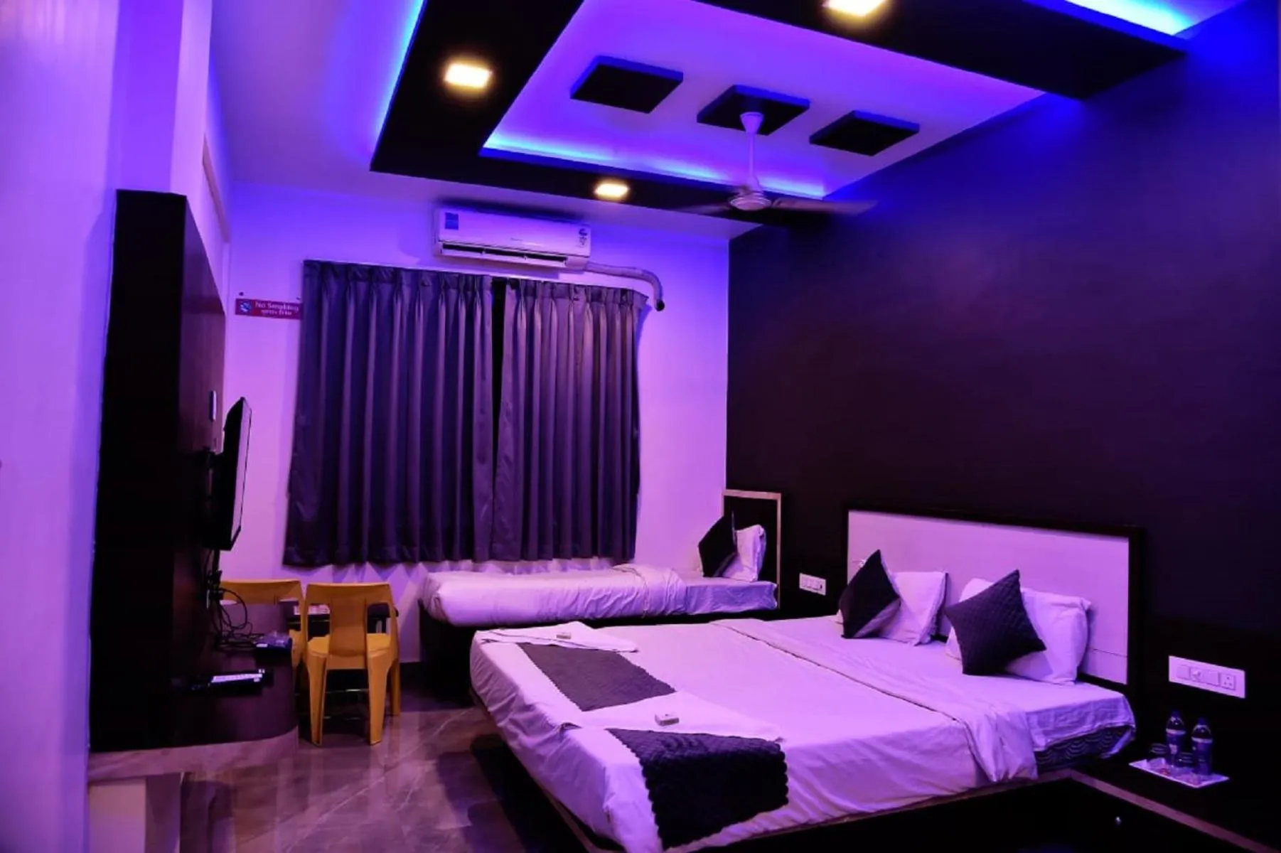 Bed in Hotel President Palace, Akkalkot