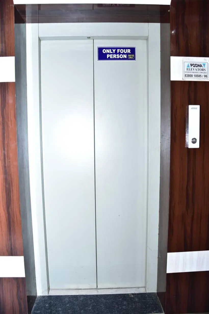 elevator in Hotel President Palace, Akkalkot