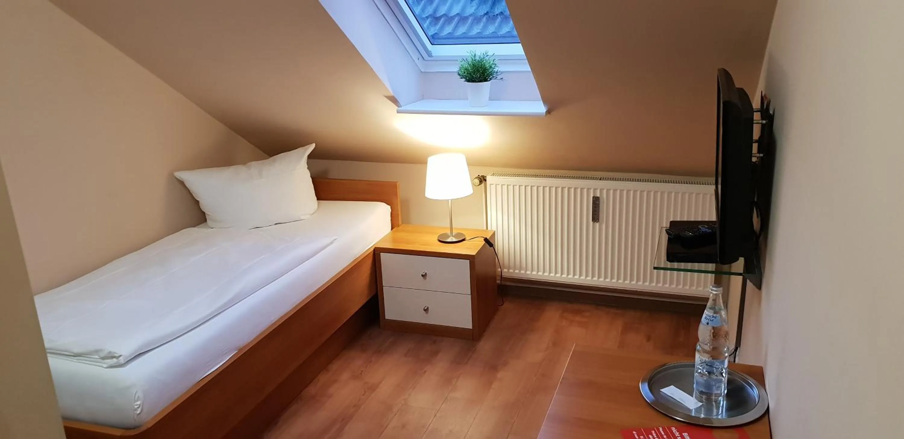 Staff, Bed in Airport Hotel One Aparthotel Sylt