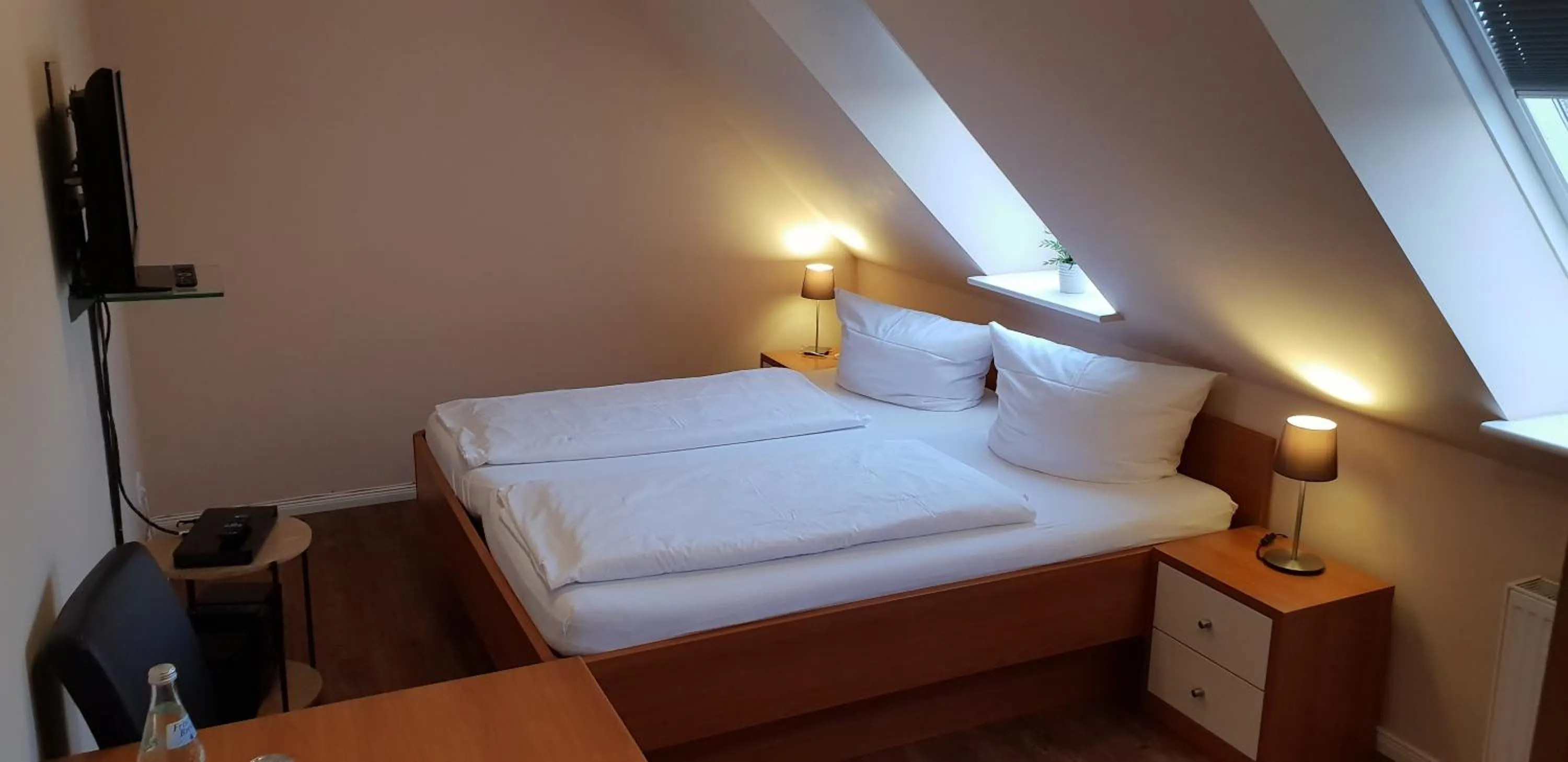 Photo of the whole room, Bed in Airport Hotel One Aparthotel Sylt