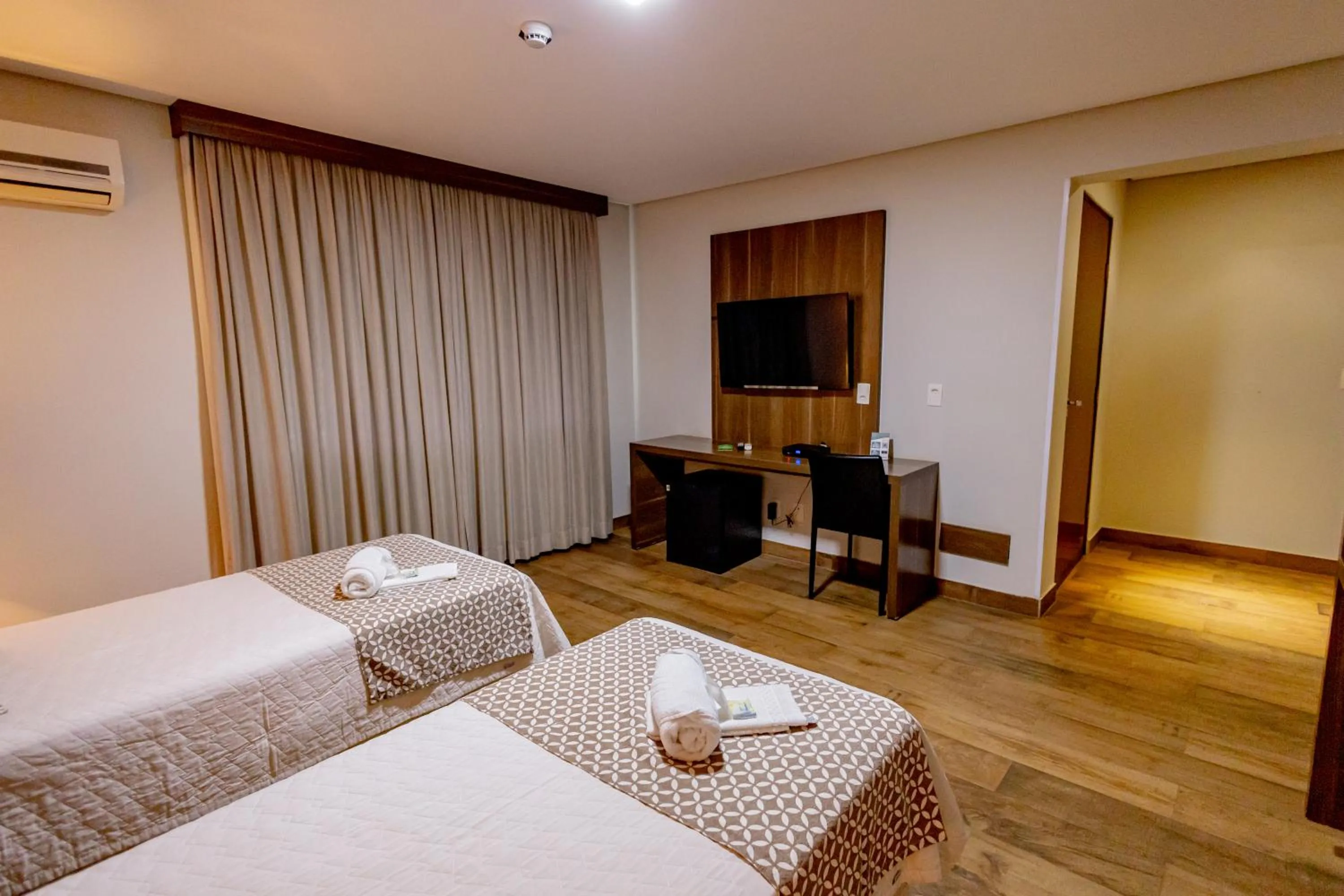 Bed in Padom Business Hotel