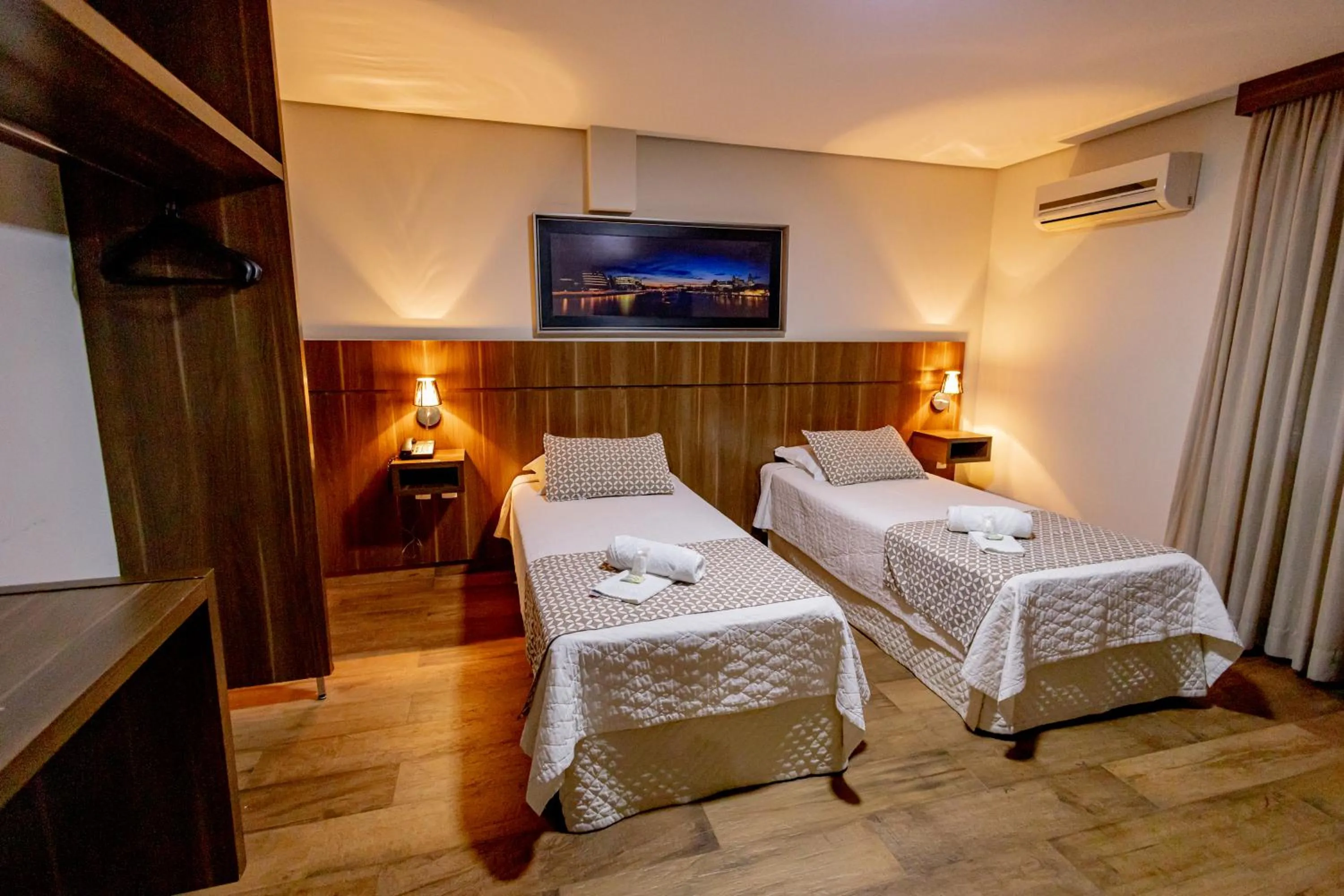 Bed in Padom Business Hotel