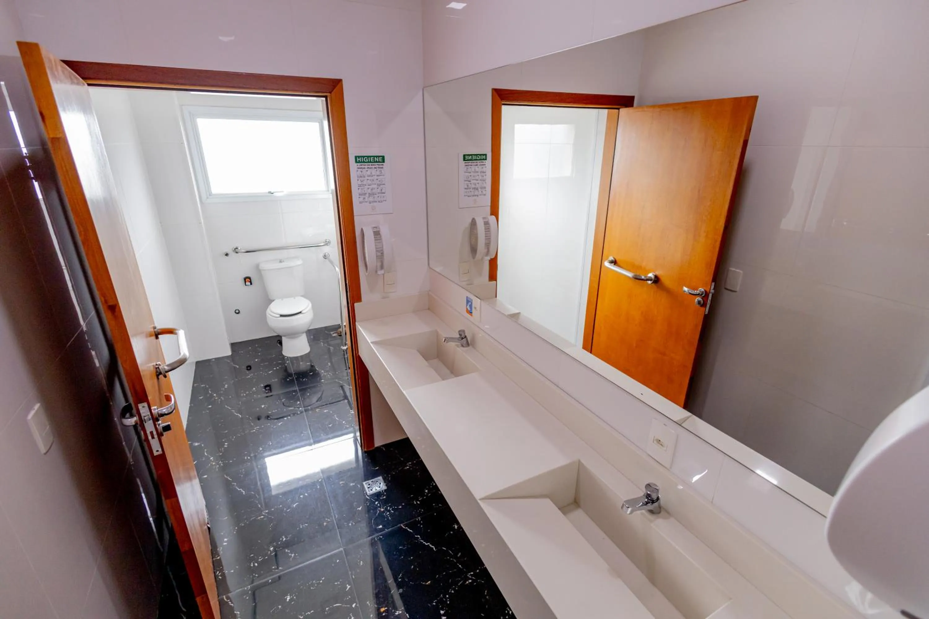 Toilet in Padom Business Hotel