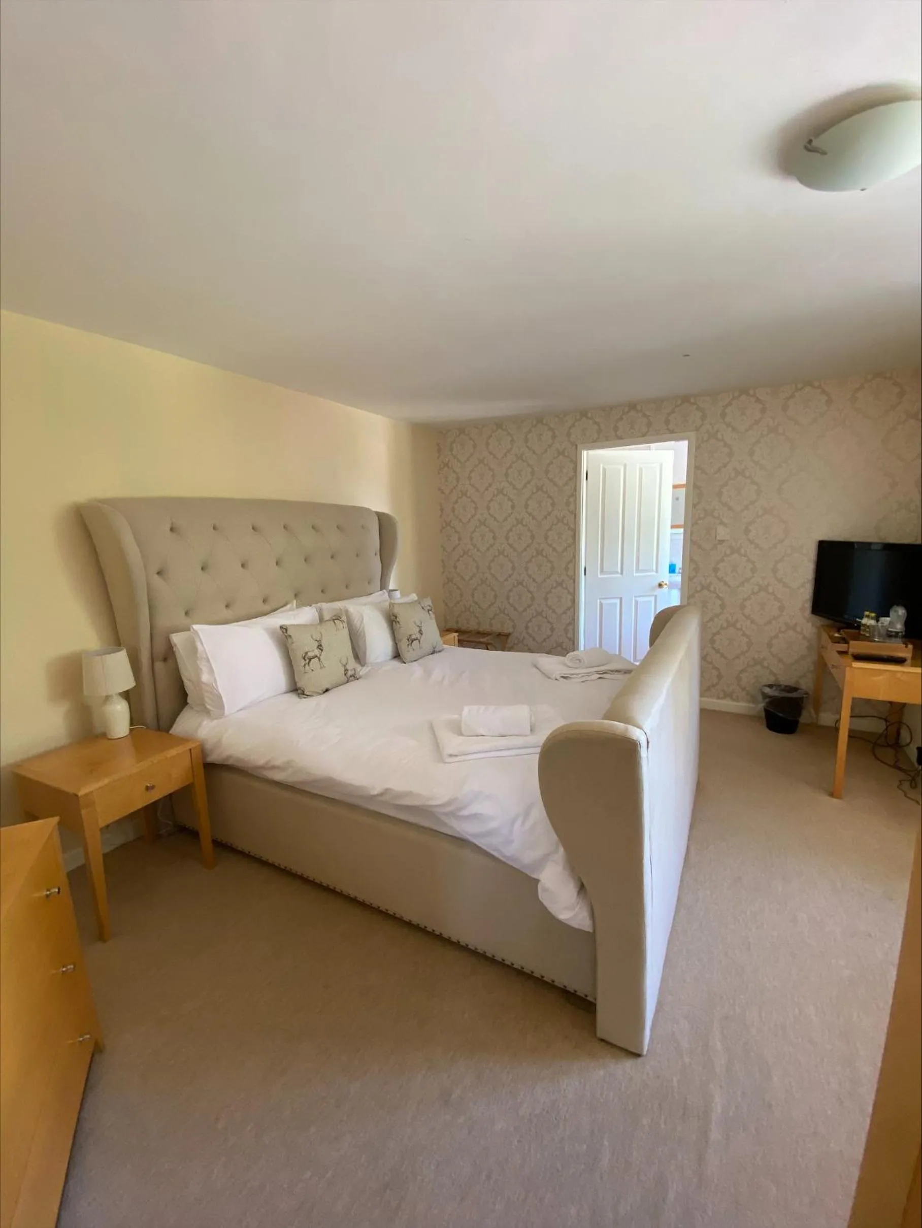 Bedroom in Burlton Inn