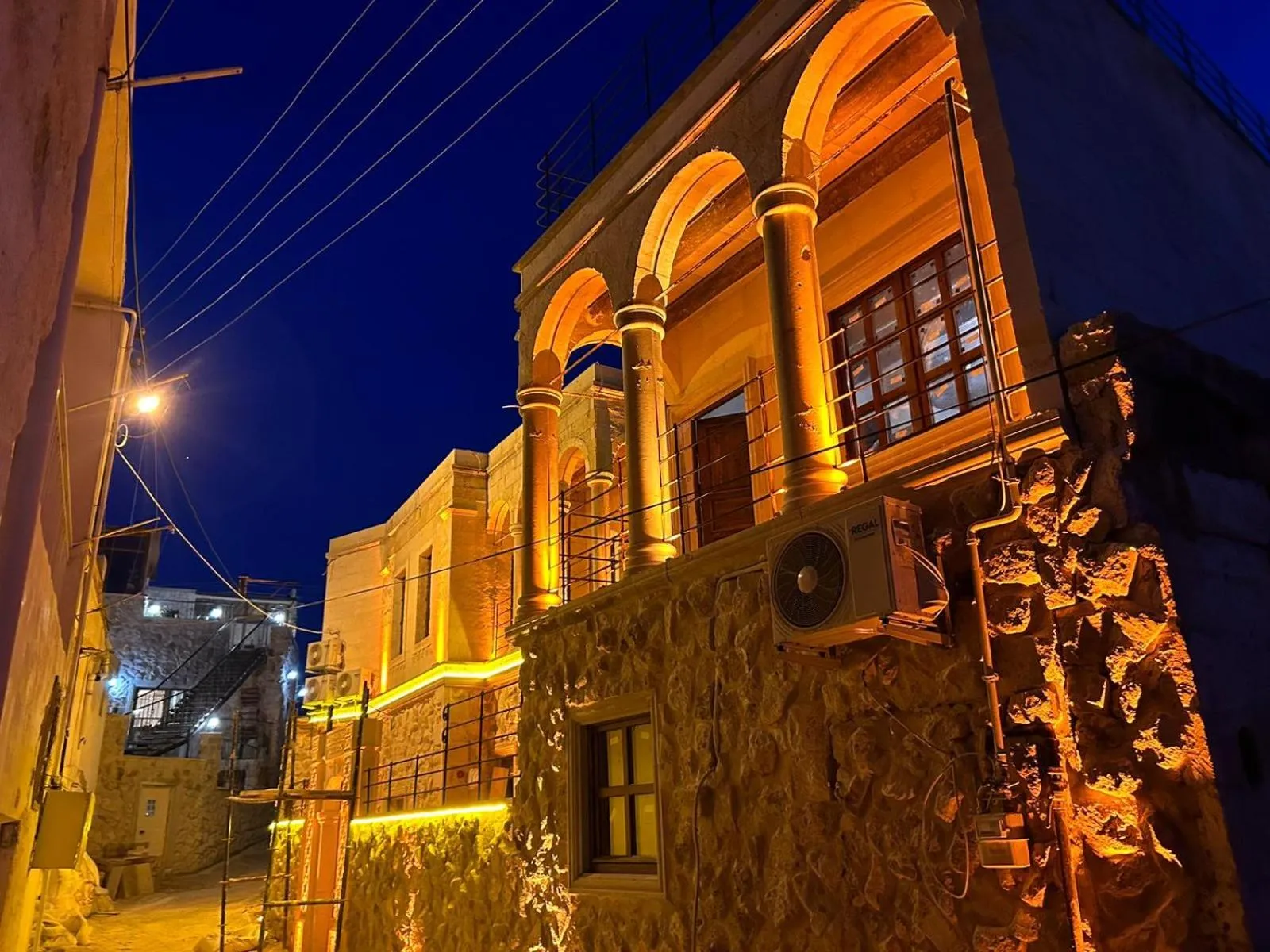 Night in Zümrütü anka cave