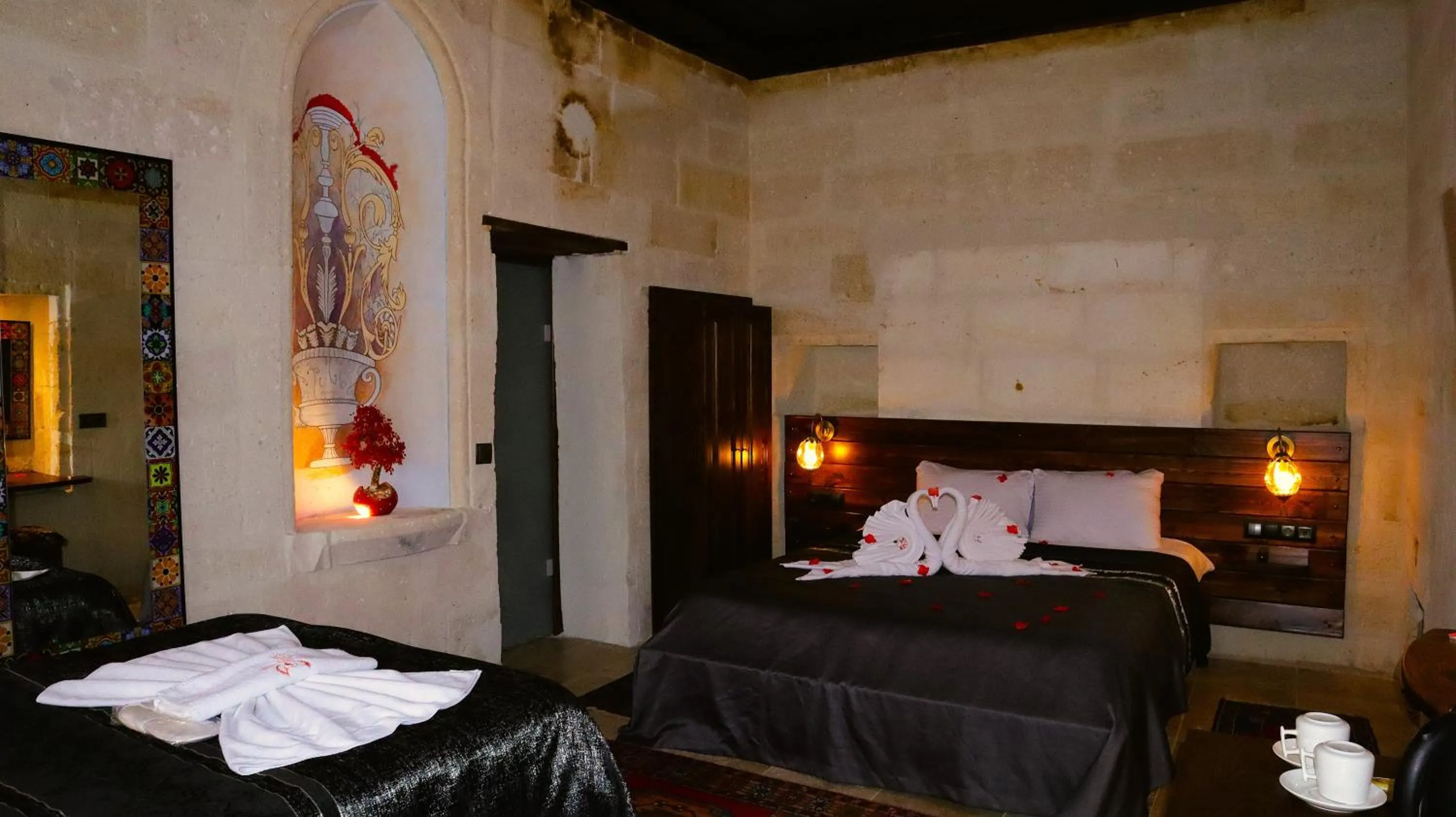 Photo of the whole room, Bed in Zümrütü anka cave