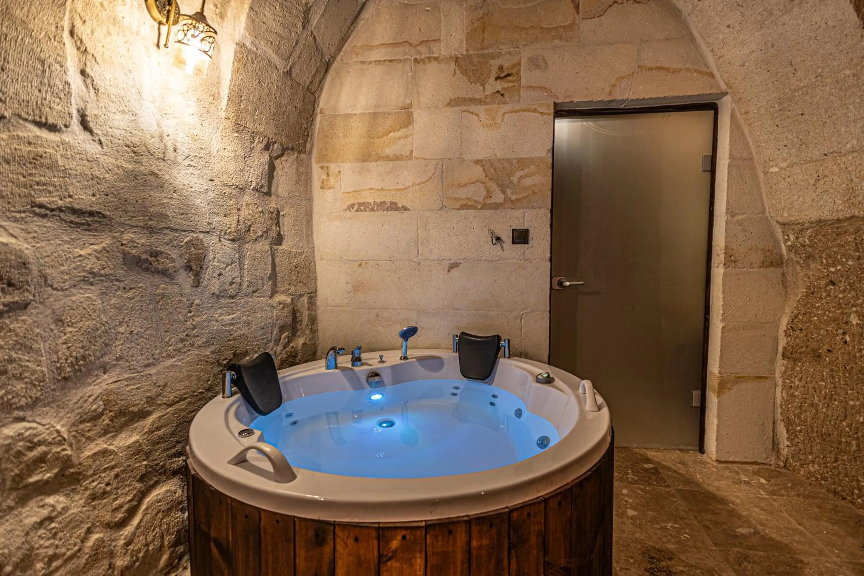 Hot Tub in Zümrütü anka cave