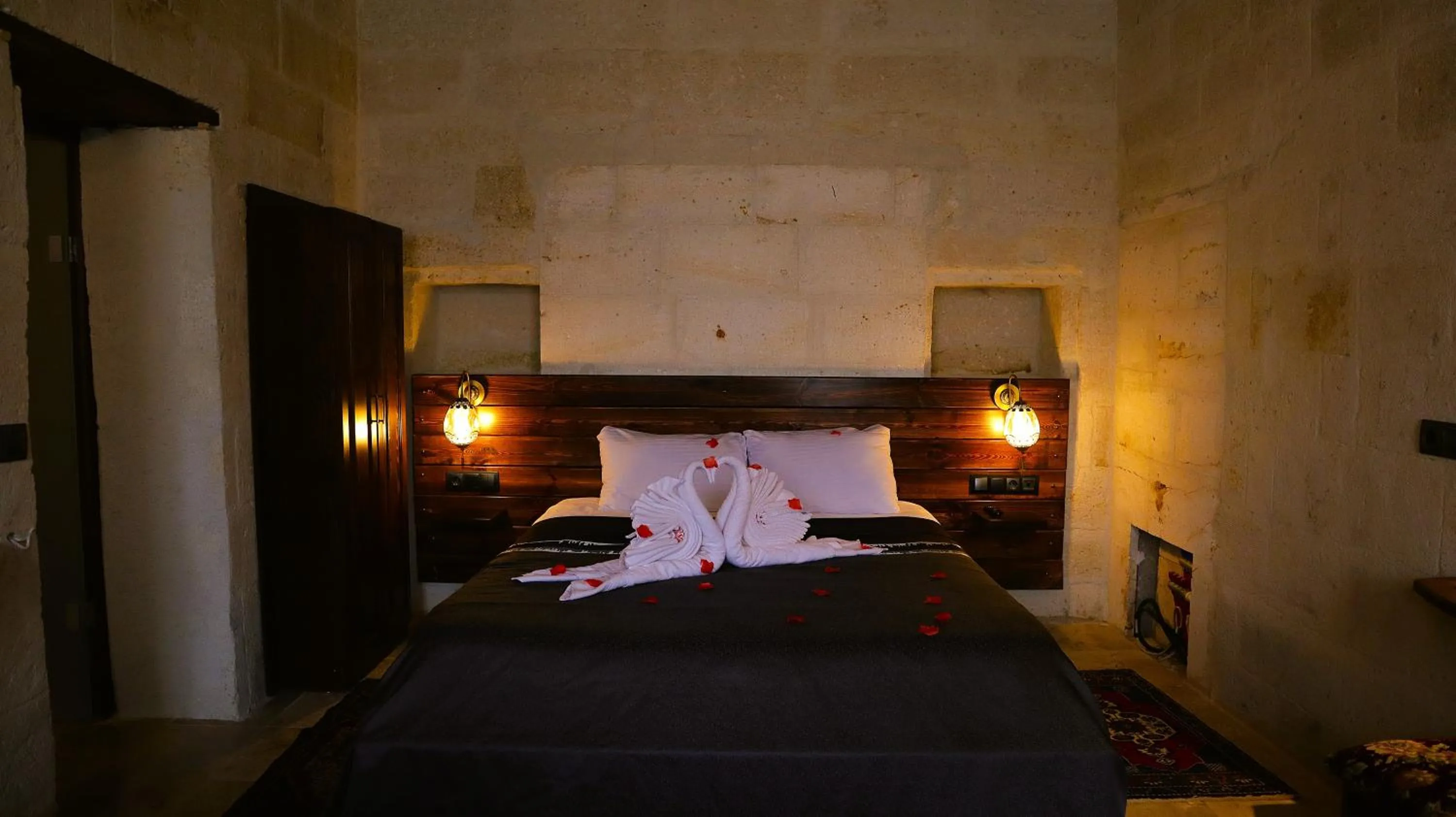 Bedroom, Bed in Zümrütü anka cave