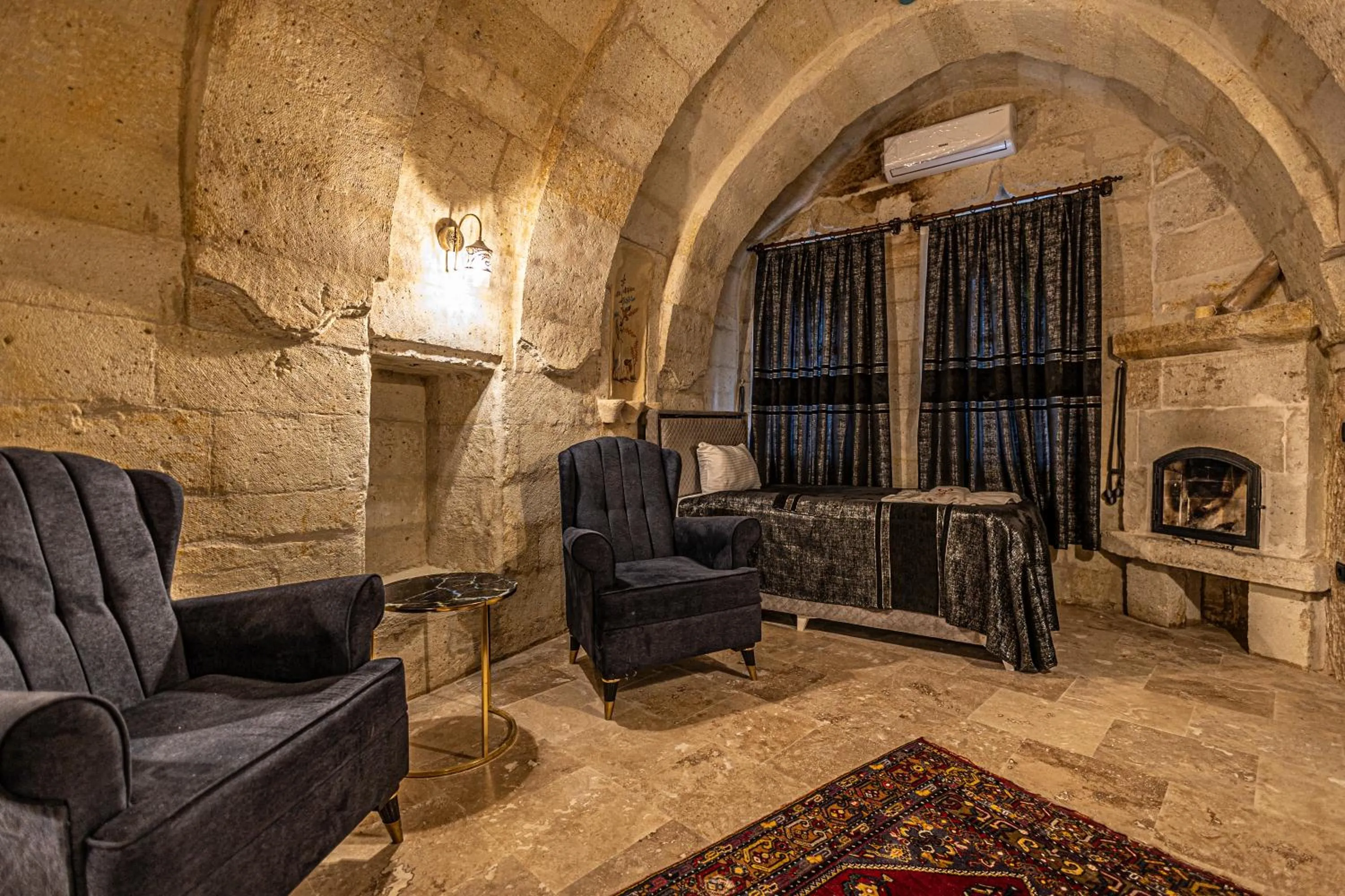 Breakfast in Zümrütü anka cave