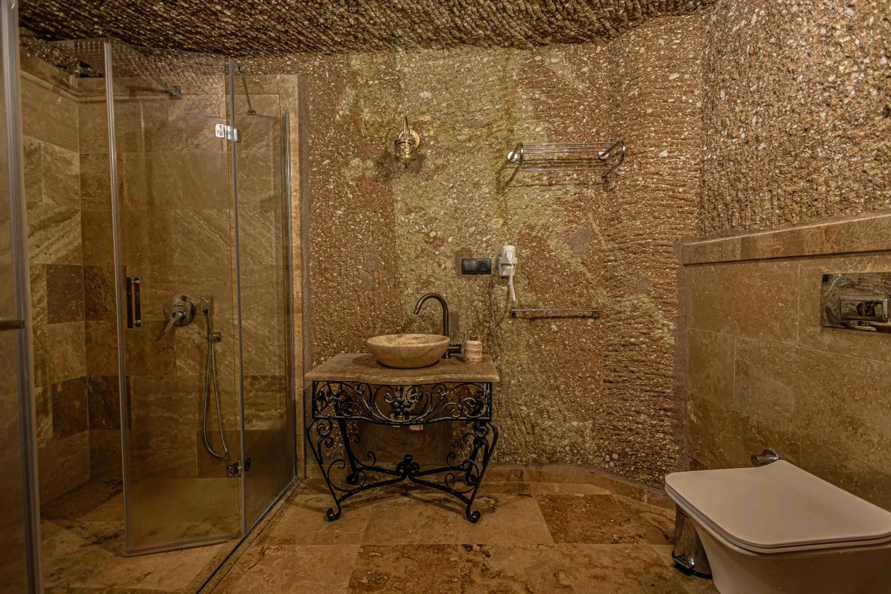 Breakfast in Zümrütü anka cave