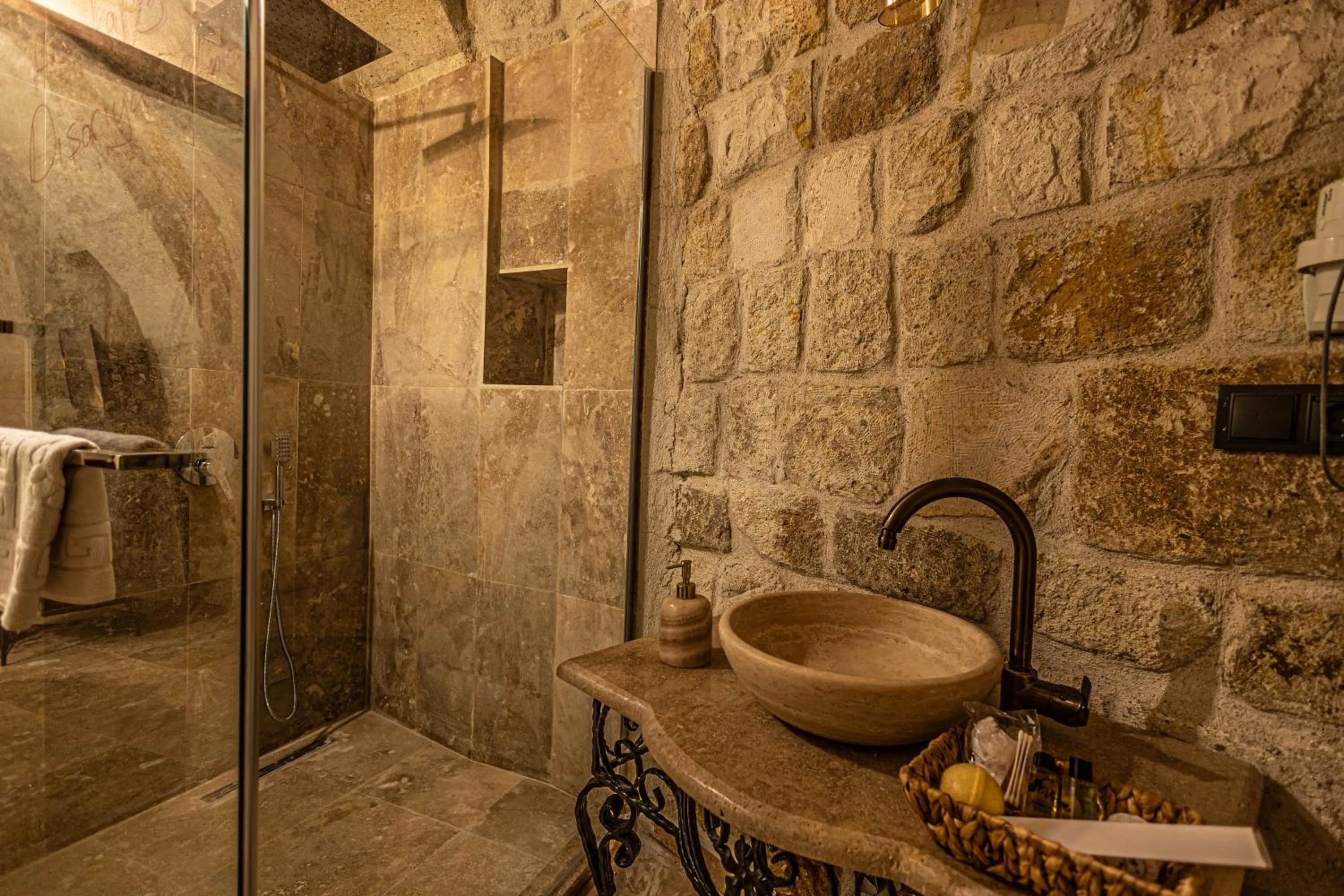 Breakfast in Zümrütü anka cave