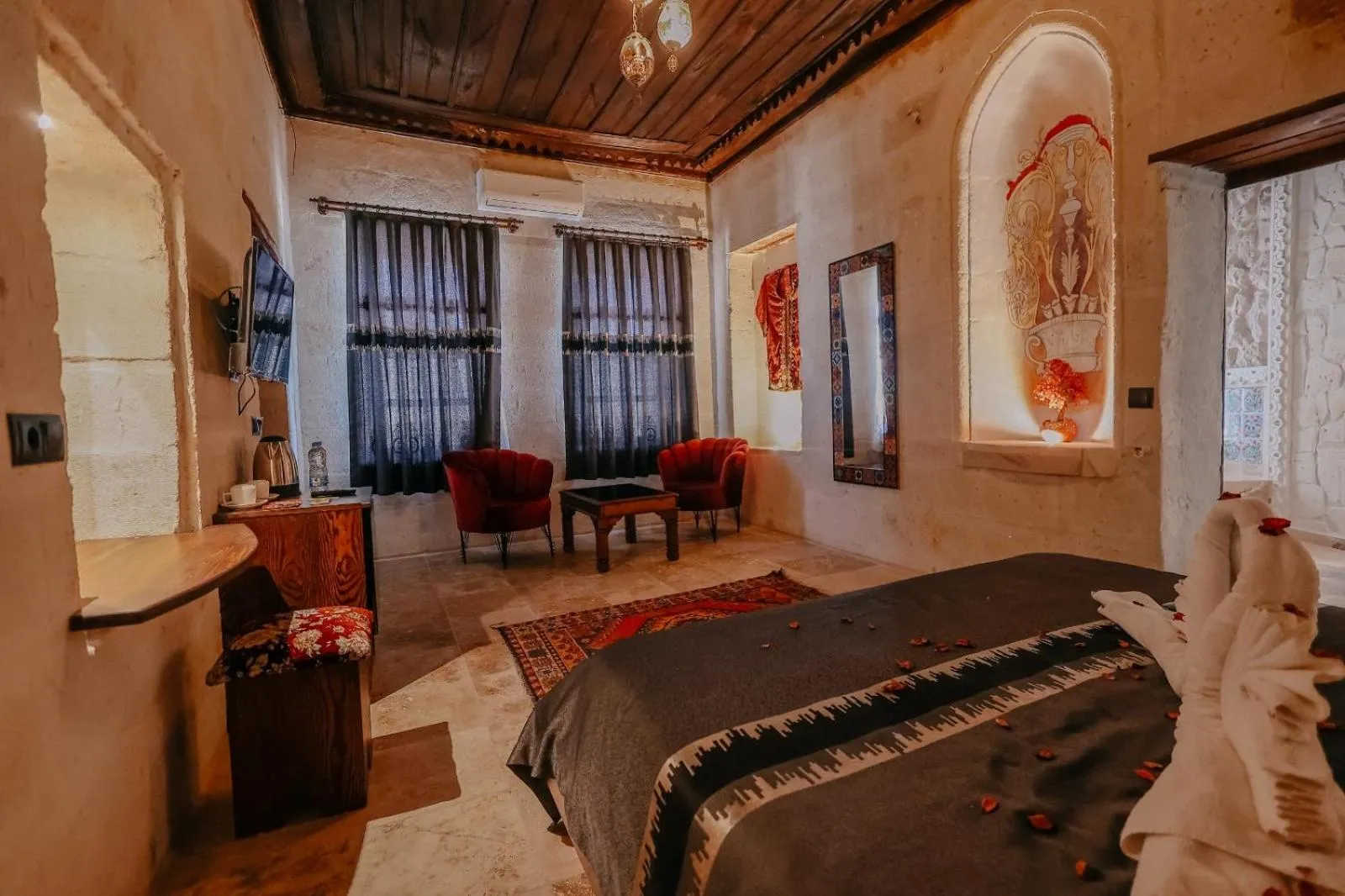 Living room, Bed in Zümrütü Anka Cave