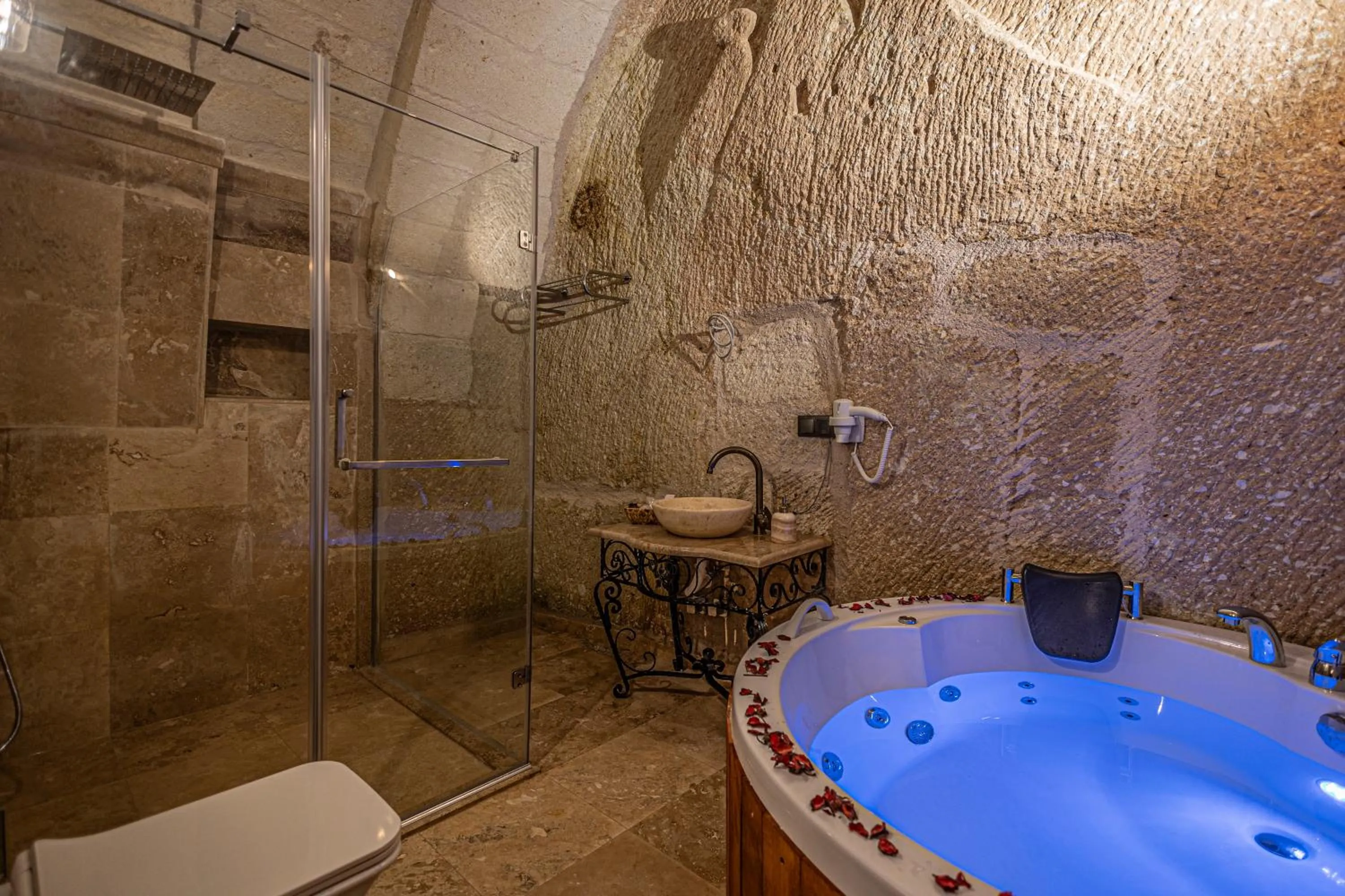 Breakfast in Zümrütü anka cave