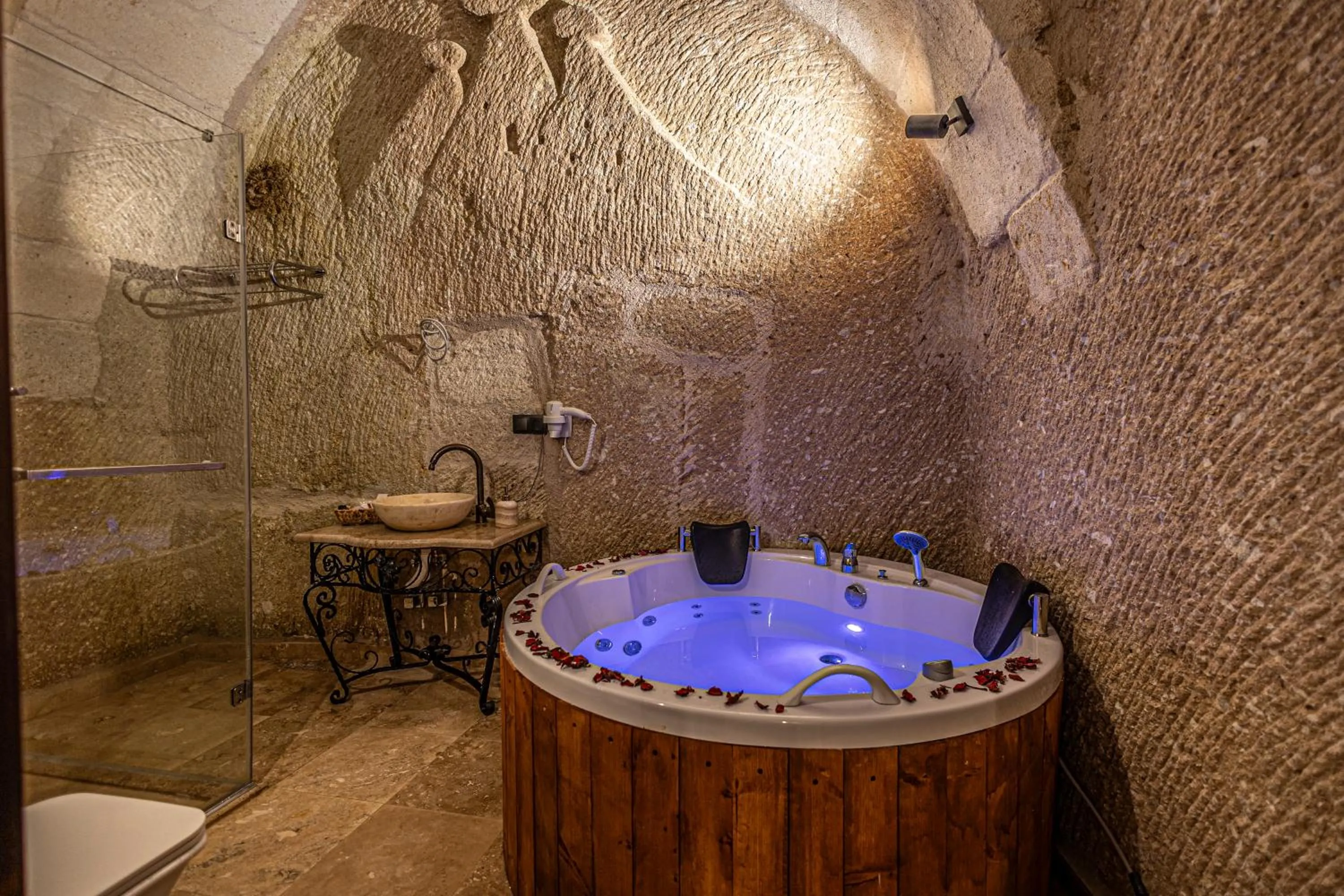 Hot Tub in Zümrütü anka cave