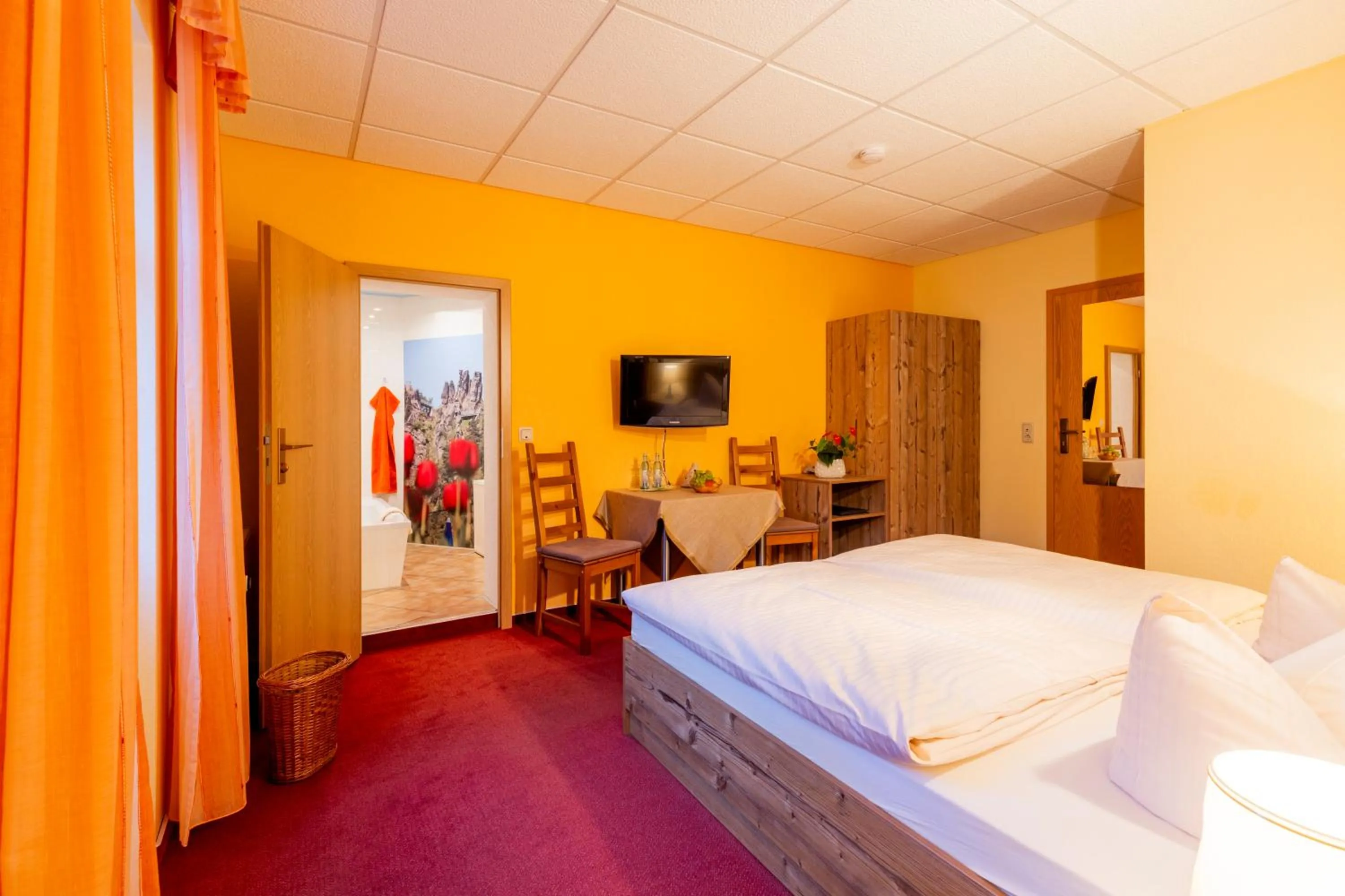 Photo of the whole room, Bed in Hotel Gondelfahrt