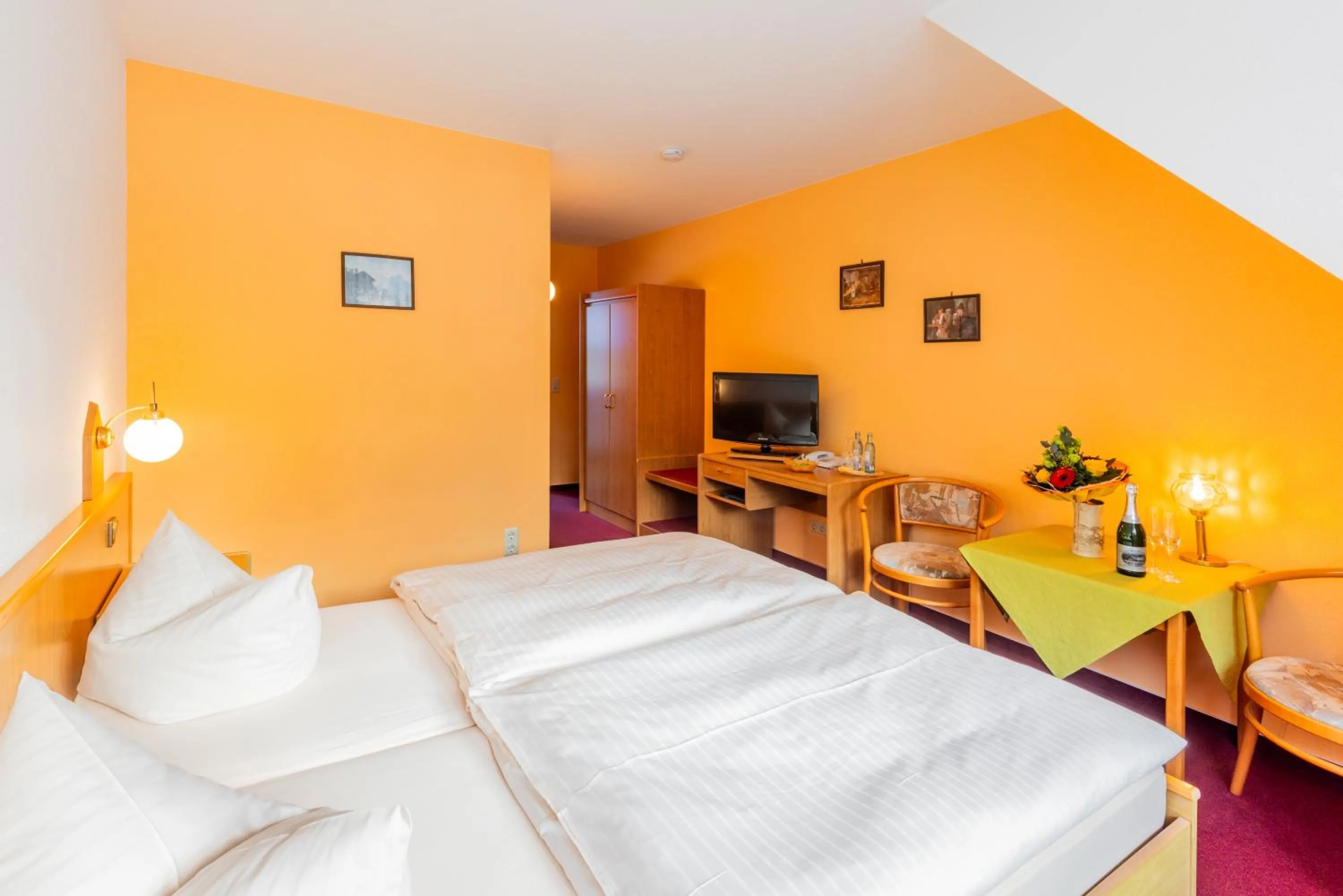 Photo of the whole room, Bed in Hotel Gondelfahrt