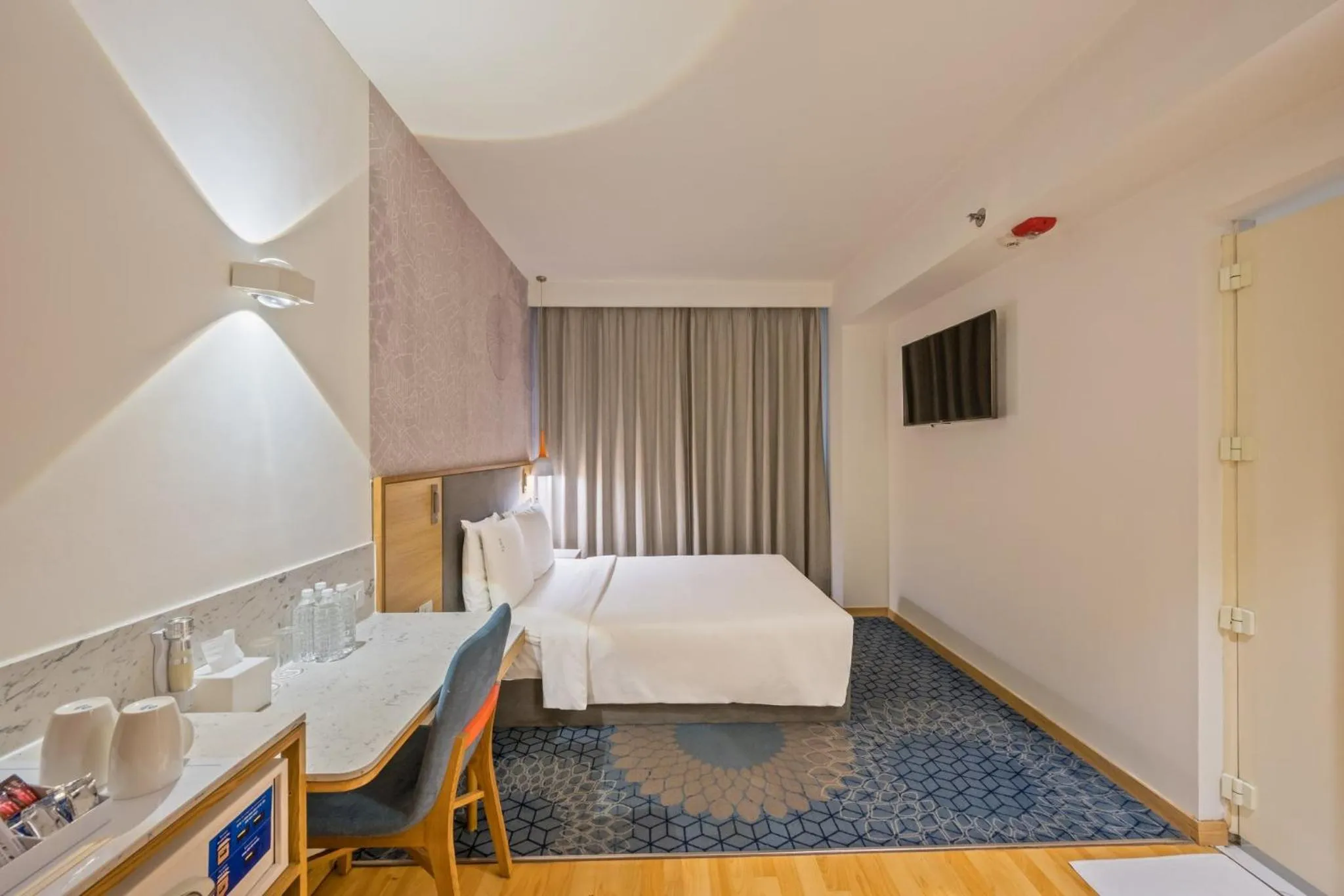 Photo of the whole room, Bed in Holiday Inn Express Greater Noida Knowledge Park by IHG