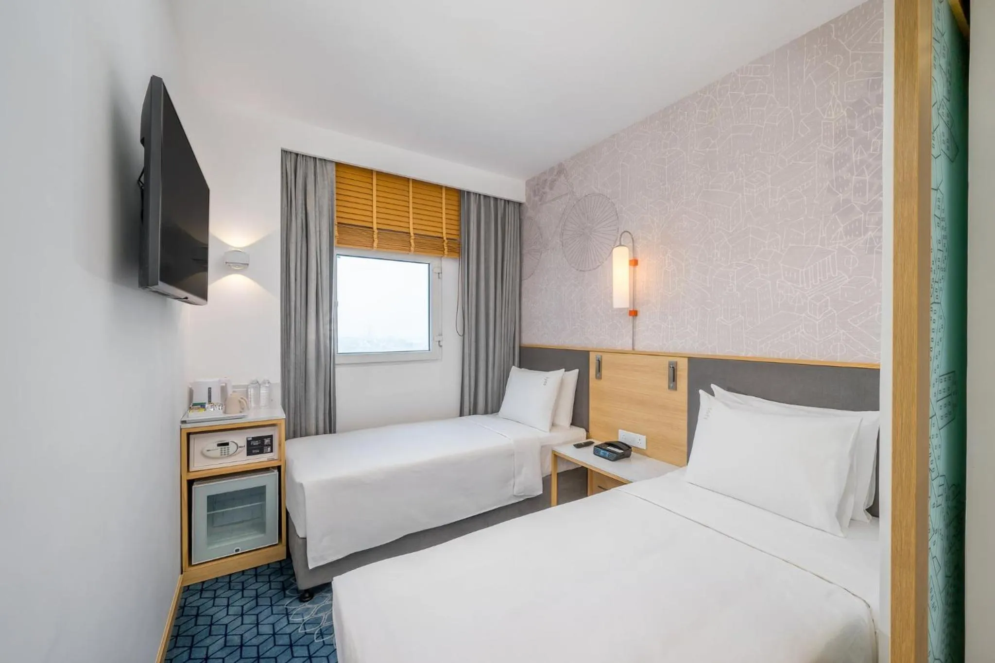 Photo of the whole room, Bed in Holiday Inn Express Greater Noida Knowledge Park by IHG