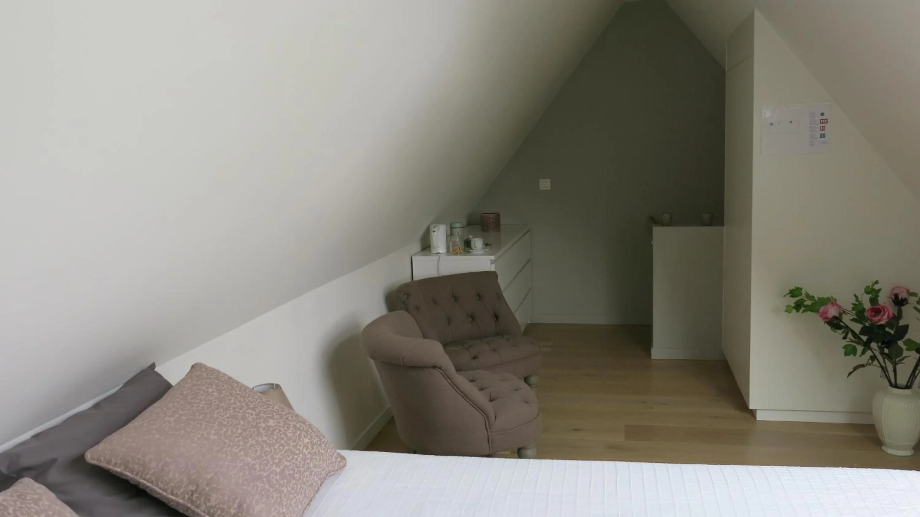 Photo of the whole room in B&B 7T