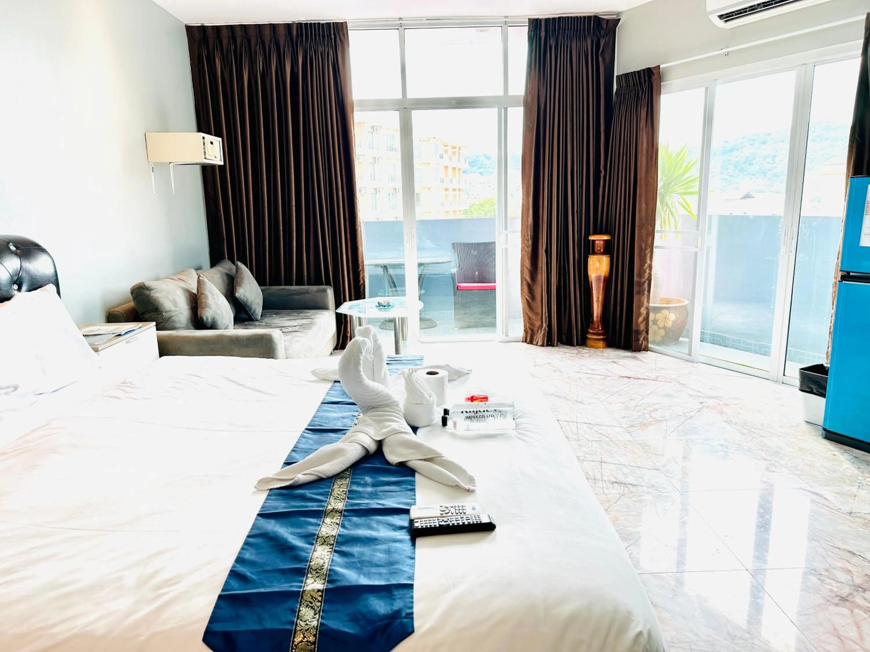 Bedroom, Bed in Koenig Hotel Pattaya