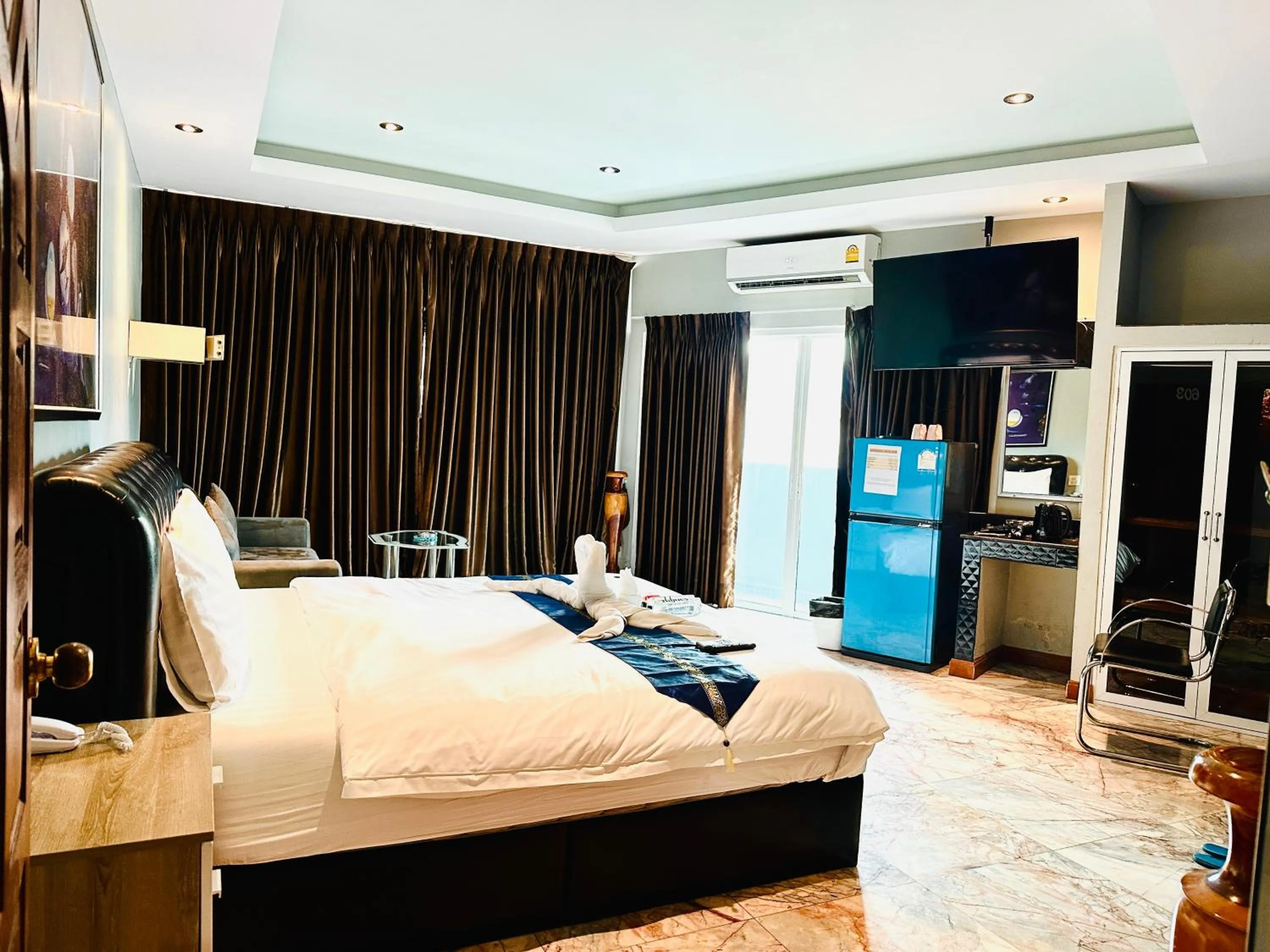 Bedroom, Bed in Koenig Hotel Pattaya