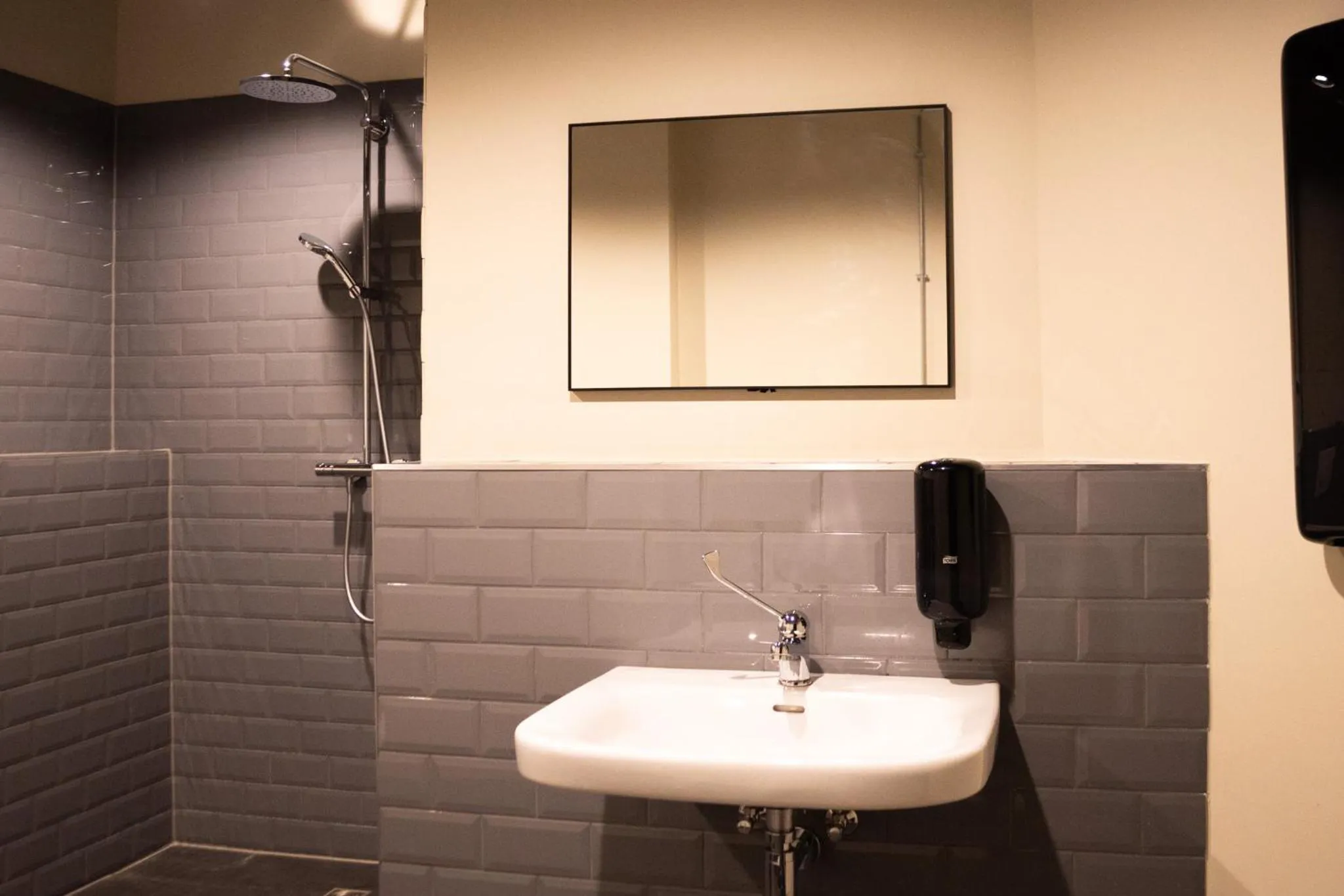 Shower in Coffee Inn Hostel Berlin