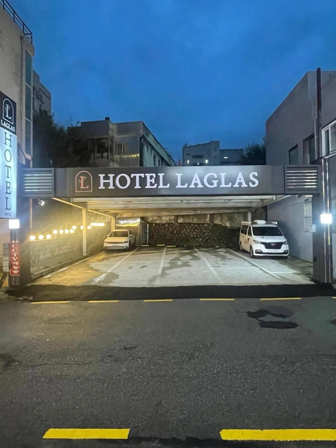 Parking in Hotel Laglas Asan