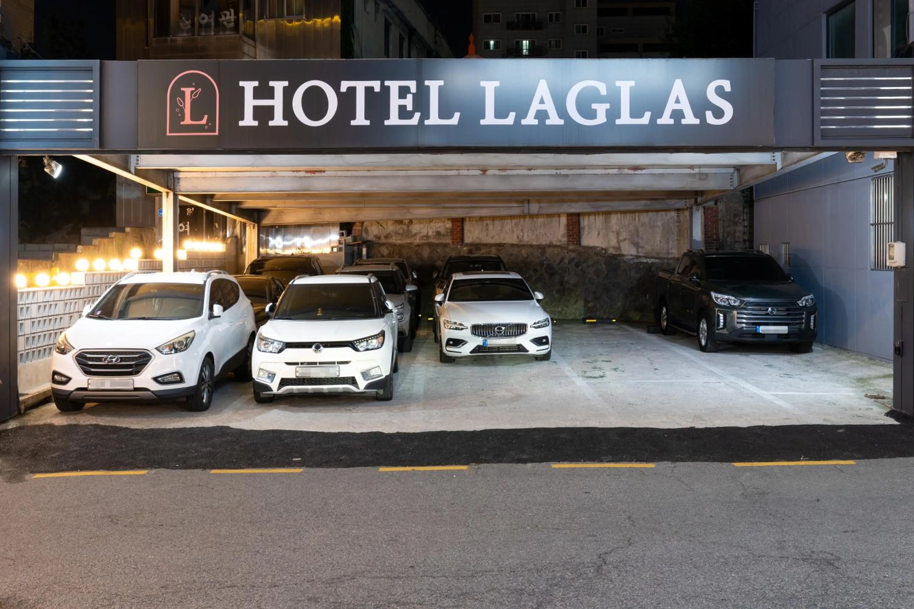 Parking in Hotel Laglas Asan