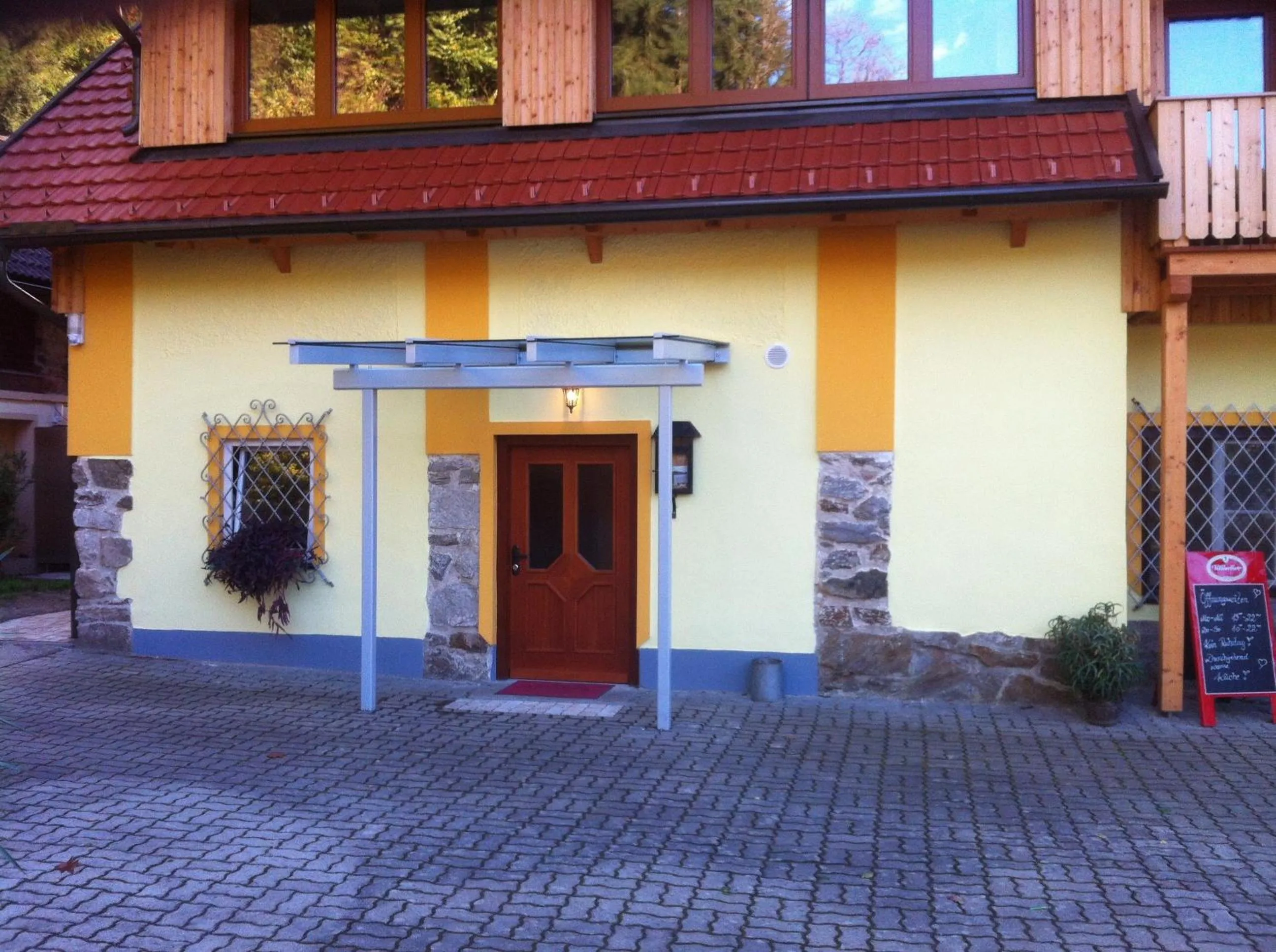 Facade/entrance in Waldhof