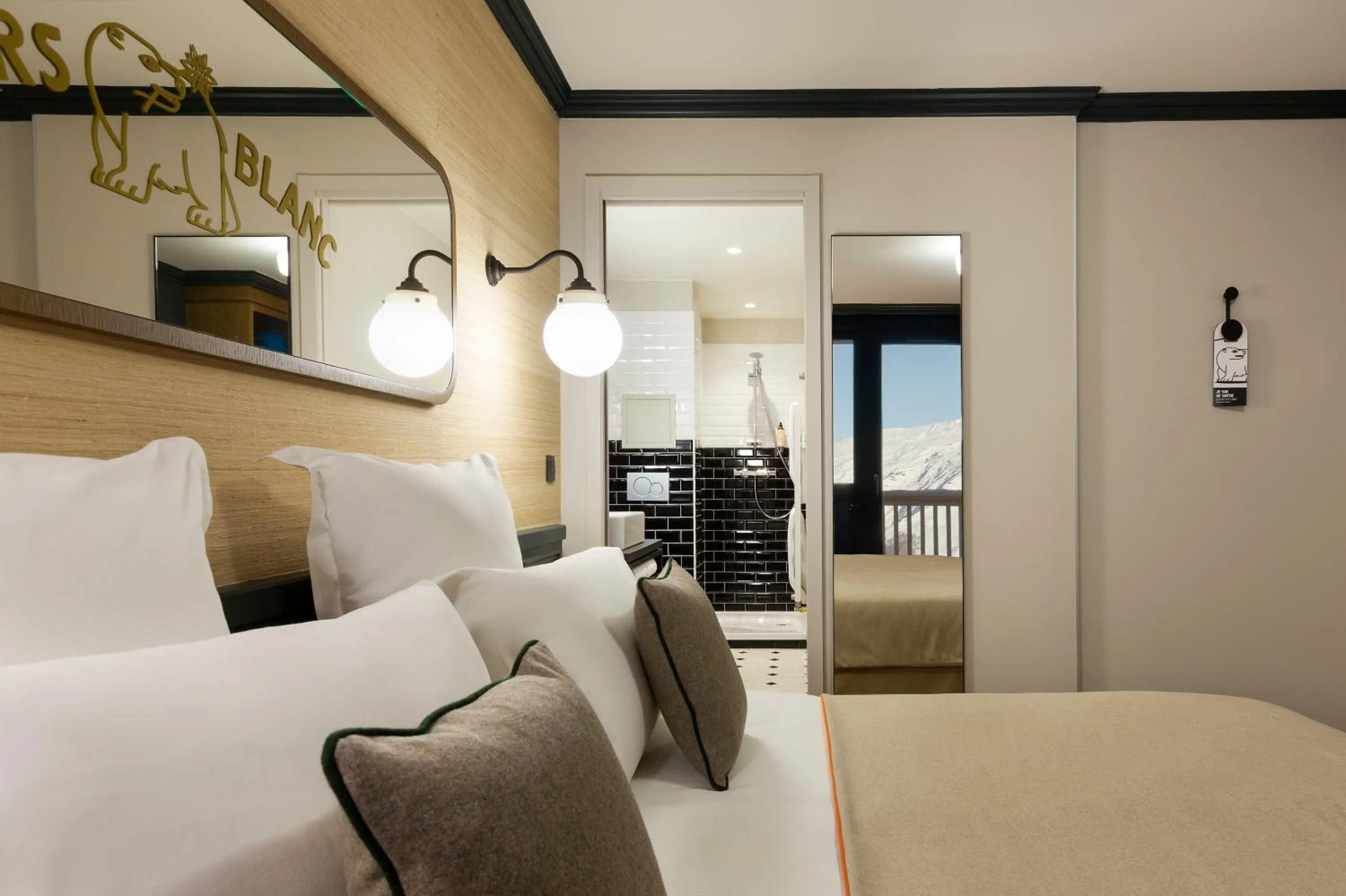 Photo of the whole room, Bed in Ours Blanc Hotel & Spa