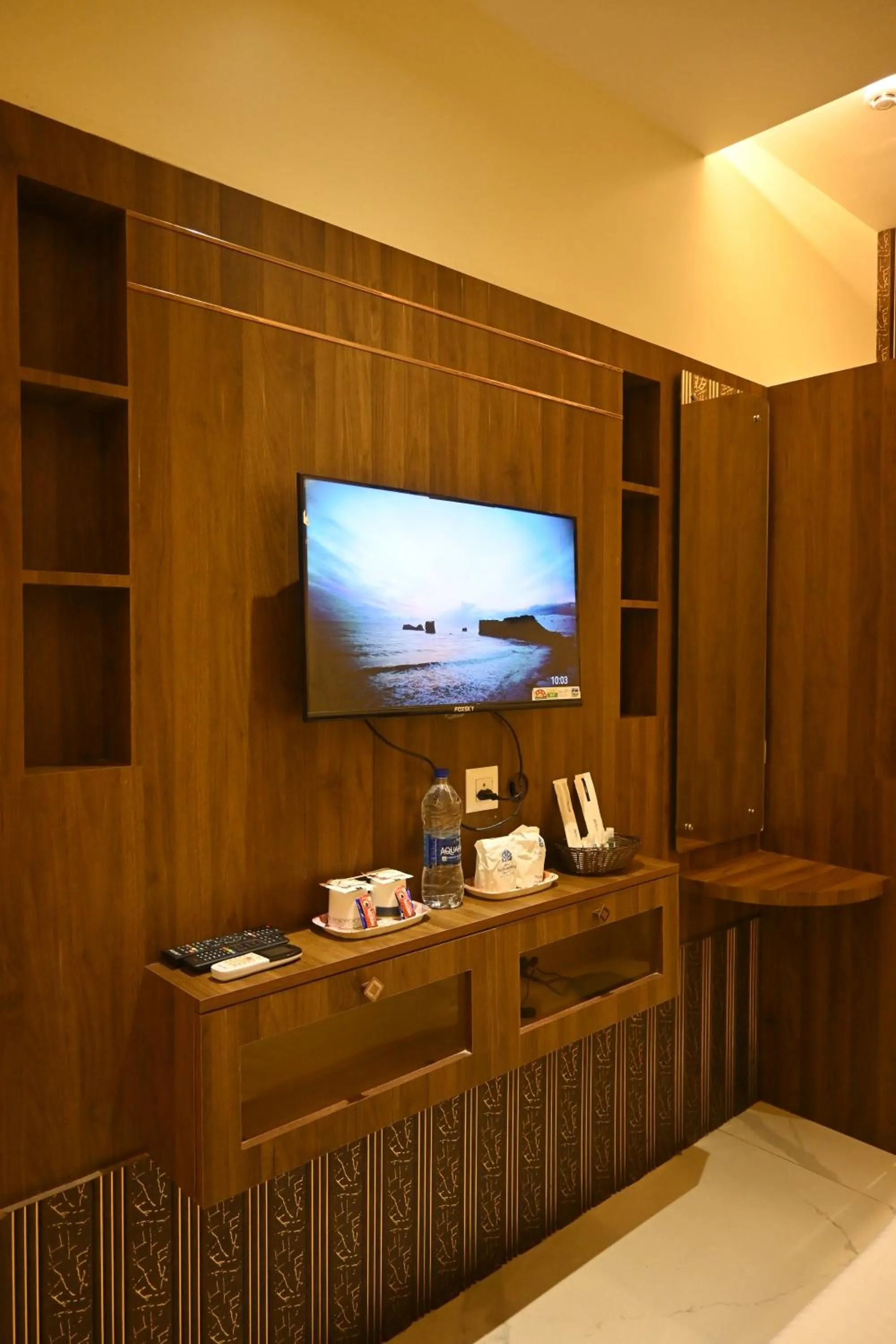 TV and multimedia in Suthanthira stay Inn